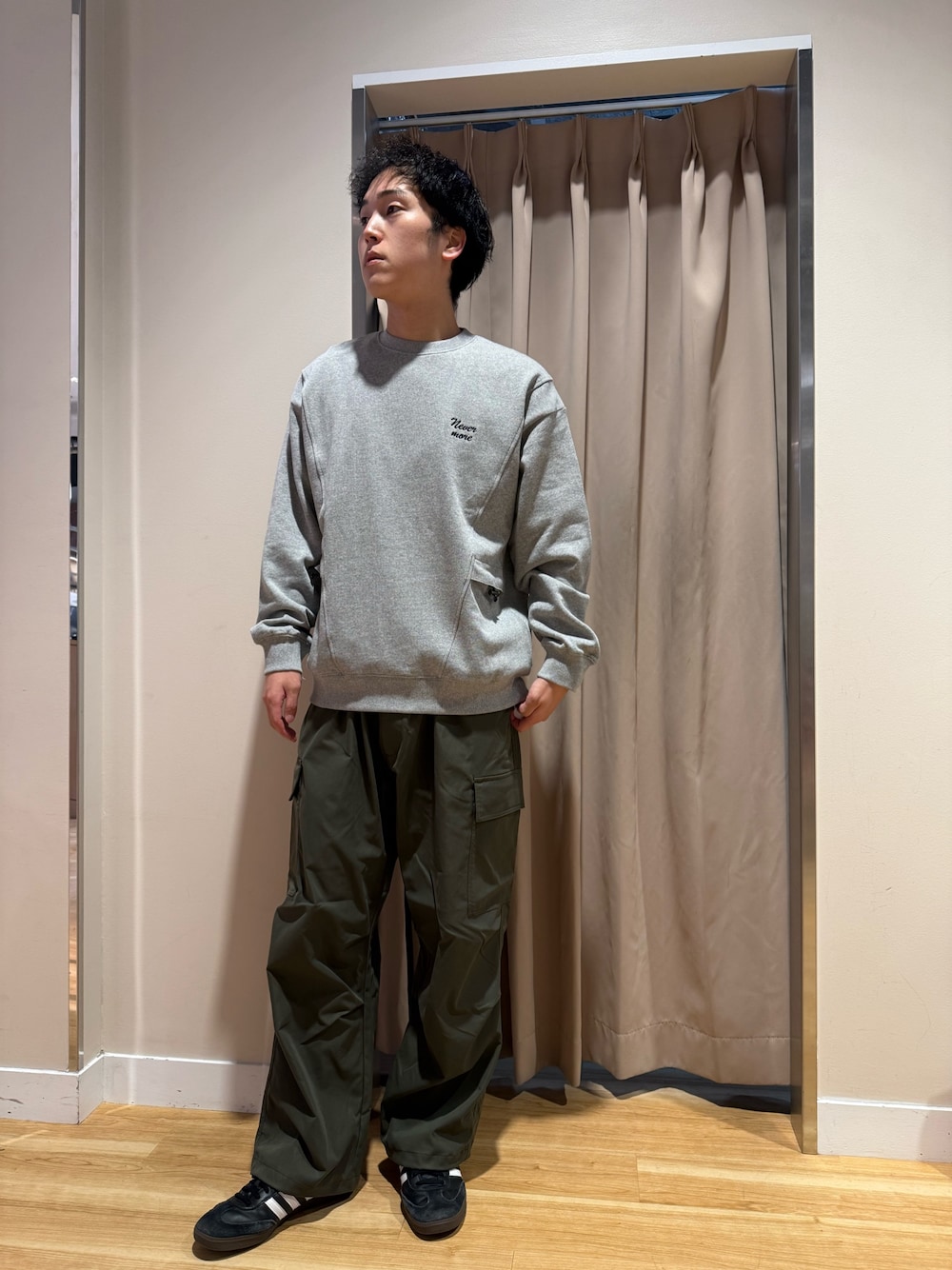 グレー系のスウェット、グリーン系のその他パンツを着用したメンズの秋コーディネートの1枚目の写真