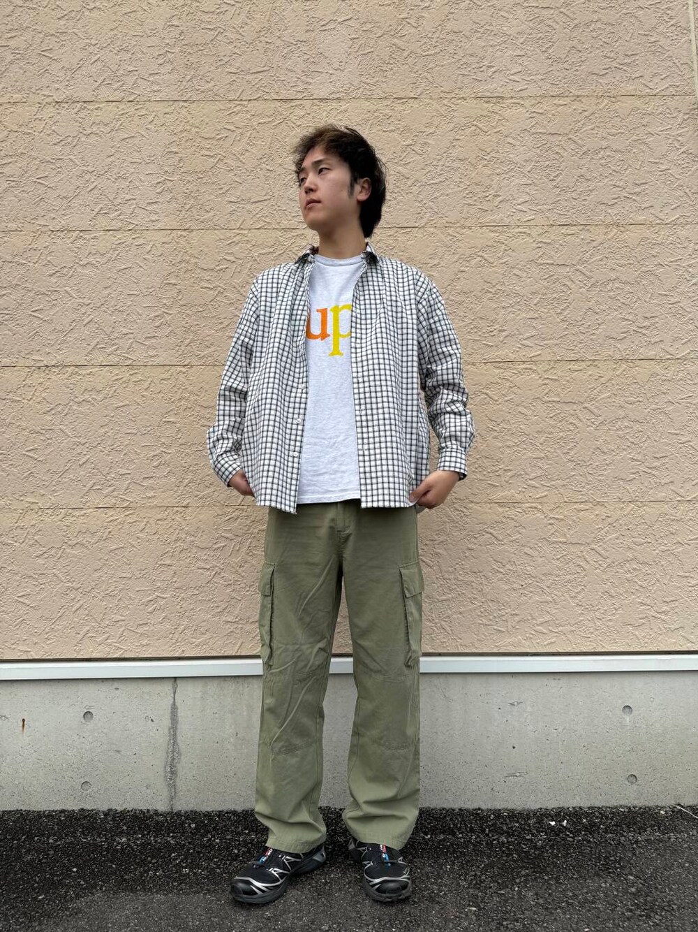 ホワイト系のシャツ/ブラウス、グリーン系のその他パンツを着用したメンズの春コーディネートの1枚目の写真