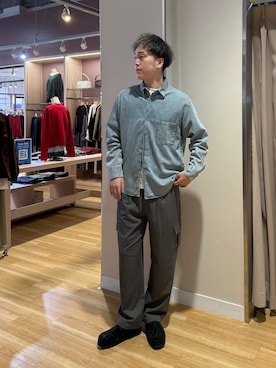 「ITEMS URBANRESEARCH（アイテムズ アーバンリサーチ）のフェードデニムリングドットボタンシャツ（シャツ/ブラウス、ブルー系）」を使った、Wataruさん（メンズ・180cm）の秋コーディネート