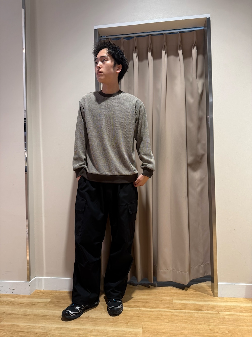 ブラウン系のスウェット、ブラック系のその他パンツを着用したメンズの秋コーディネートの1枚目の写真