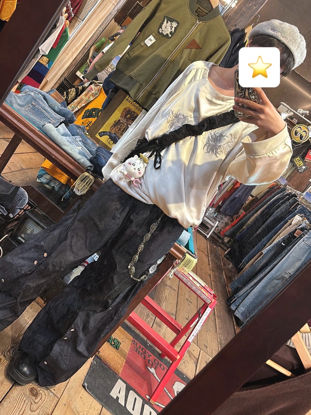 ホワイト系のTシャツ/カットソー、ブラック系のその他パンツ、ブラック系のショルダーバッグを着用したメンズの秋コーディネートの1枚目の写真