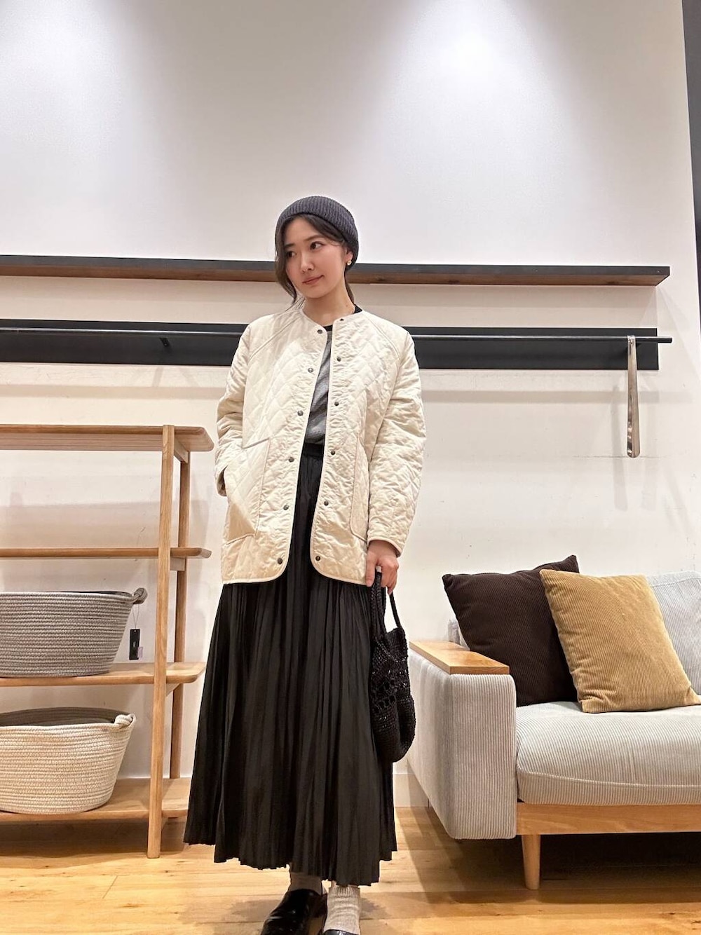 「バッグ、春アウター、newarrival、doors、骨格ウェーブ、イエベ春」｜「URBAN RESEARCH DOORSのカポックキルトミドルジャケット（ダウンジャケット/コート、ホワイト系）」を使った、konamiii0904さん（レディース・164cm）の冬コーディネートの1枚目の写真