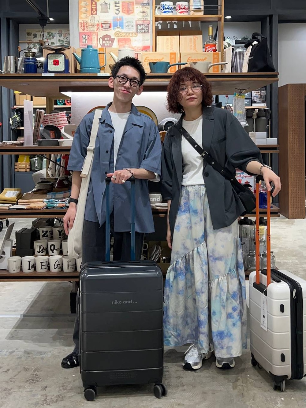 「メガネ、春夏コーデ、ジャケットスタイル、おでかけ、デートコーデ、パーマ、スカート、ショルダーバッグ、メンズライク、差し色コーデ、高身長、niko and ...、ショートヘア」｜「niko and...のオリジナルニコロゴキャリーケースM/容量55-62L（その他雑貨、ブラック系）」を使った、まおぴさん（レディース・164cm）の春コーディネートの1枚目の写真