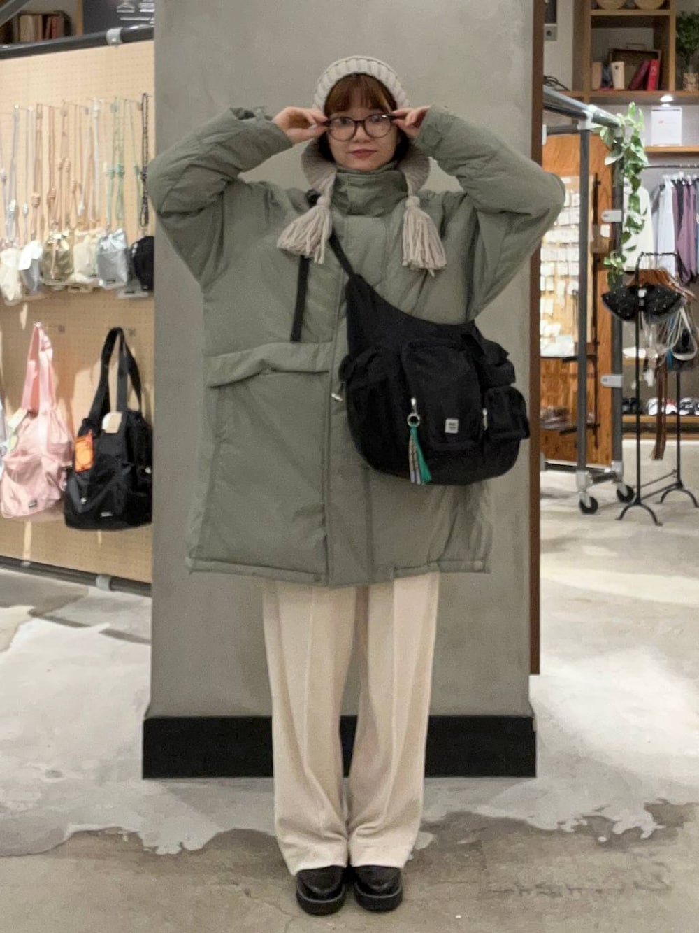 「アウター、冬アウター、冬コーデ、軽量、ニット帽、デート/ロマンティック、おでかけ、伊達メガネ、ブルゾン、ゆったり、高身長、niko and ...、ショートヘア、カーキ、防寒」｜「niko and...のラビットタッチベロアパンツ（その他パンツ、ベージュ系）」を使った、まおぴさん（レディース・163cm）の秋コーディネートの1枚目の写真