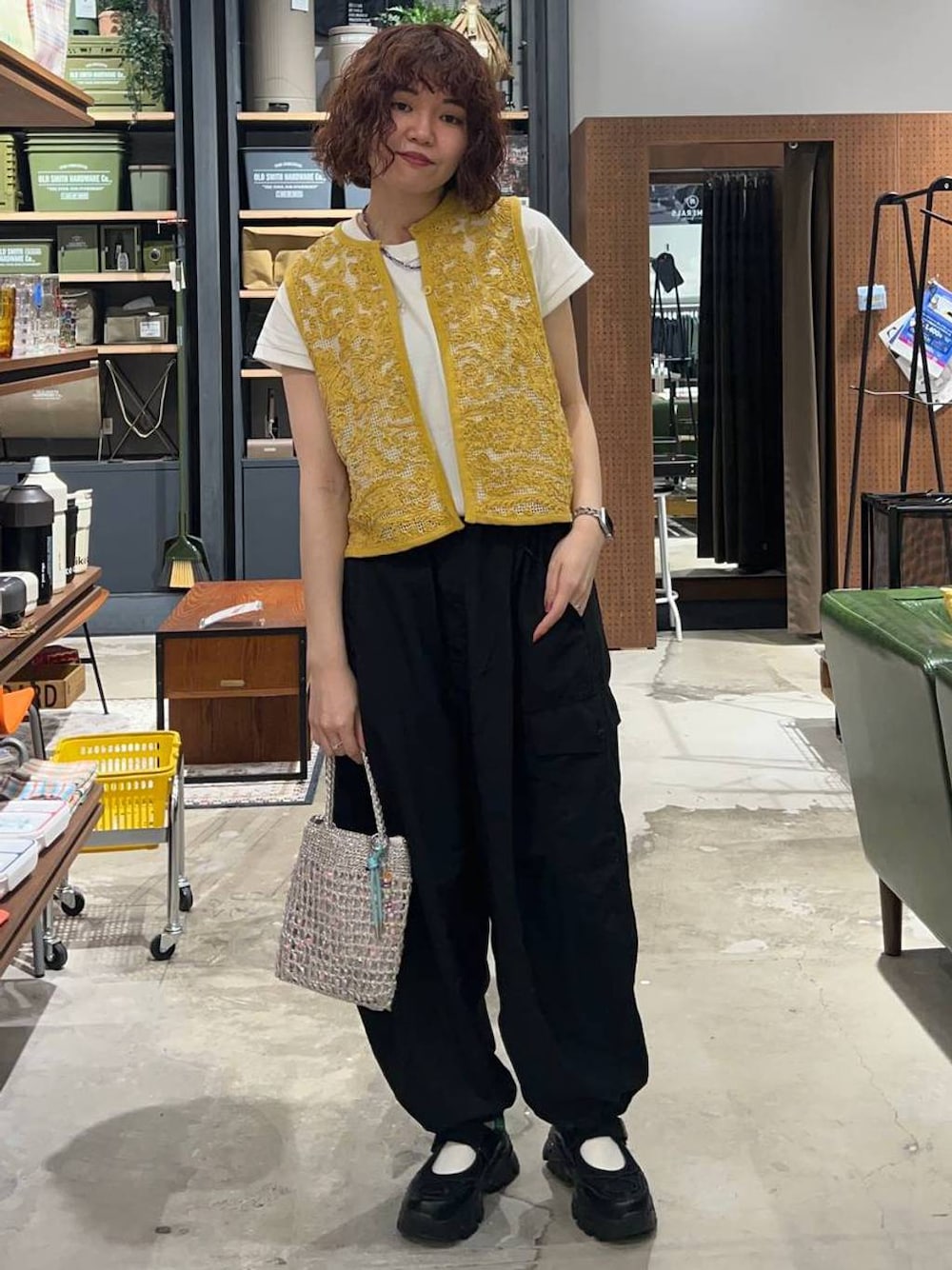 「メンズライク、差し色コーデ、高身長、niko and ...、パーマ、ベスト、カラーマイスター_nikoand...、パンツ、ラフ、カジュアル、夏コーデ、スニーカー、シンプルコーデ、楽ちんコーデ」｜「niko and...のCOLORマイスターフィットTシャツ（Tシャツ/カットソー、グレー系）」を使った、まおぴさん（レディース・164cm）の春コーディネートの1枚目の写真
