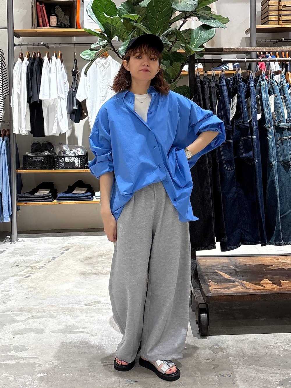 「niko and ...、パーマ、メンズライク、差し色コーデ、高身長、シャツスタイル、シャツ、スウェット、スウェットパンツ、ラフ、カジュアルコーデ、大人カジュアル、秋コーデ、キャップ、休日コーデ」｜「niko and...のカラー刺繍コットンキャップ（キャップ、ブラック系）」を使った、まおぴさん（レディース・164cm）の夏コーディネートの1枚目の写真