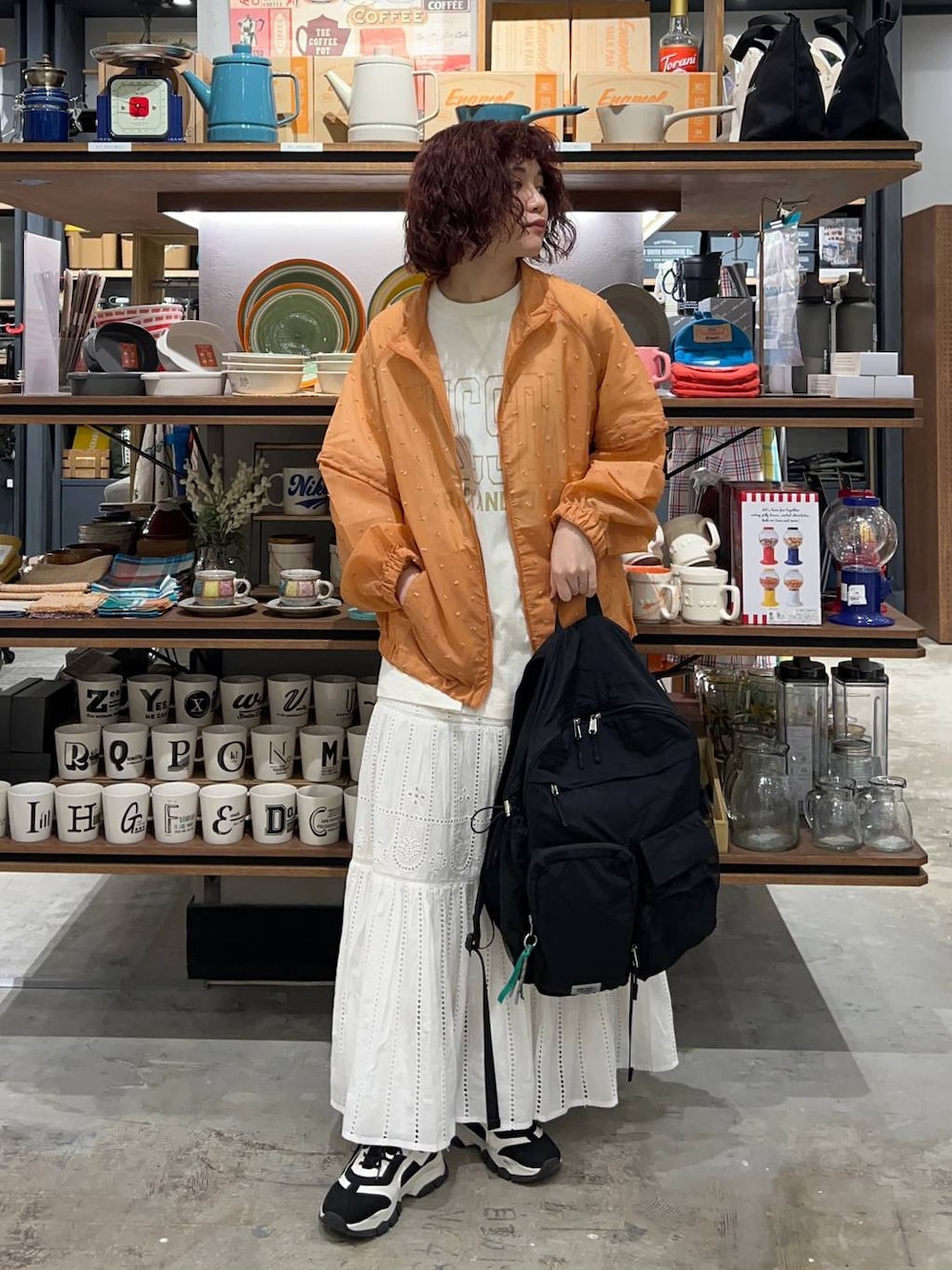 「メンズライク、差し色コーデ、高身長、niko and ...、ショートヘア、スカート、シアートップス、ブルゾン、春アウター、春夏コーデ、リュック・バッグ、Tシャツ、スニーカー、カジュアルコーデ、ガーリー」｜「niko and...のオリジナル切り替えロウスニーカー（スニーカー、ブラック系）」を使った、まおぴさん（レディース・164cm）の春コーディネートの1枚目の写真