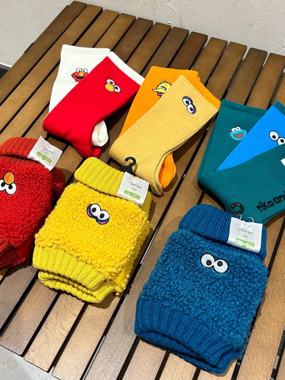 「高身長、niko and ...、ショートヘア、キャップ、ソックス、カジュアル、手袋、andST、冬コーデ」｜「niko and...の【SESAME STREET(セサミストリート)】コラボ 配色キャップ（キャップ、イエロー系）」を使った、まおぴさん（レディース・163cm）の冬コーディネートの1枚目の写真