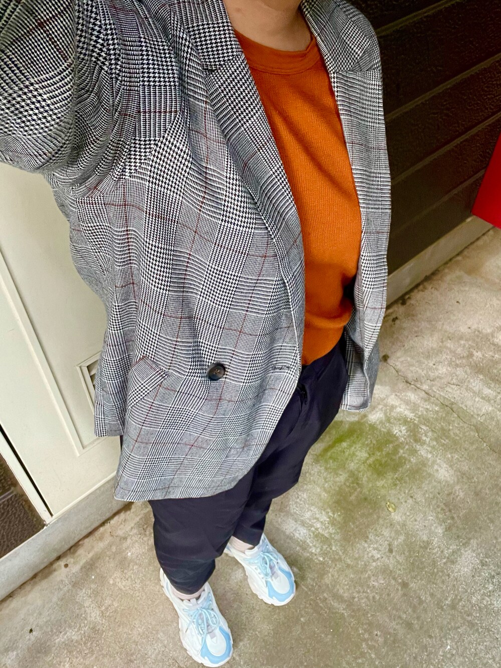「秋のコーデ、大人コーデ、パンツスタイル、ジャケット、オレンジ、かぼちゃ色、WEARハロウィン2022」｜「GeeRAの先染め柄ダブルテーラージャケット（テーラードジャケット、グレー系）」を使った、うっちきちーちゃんさん（レディース・164cm）の秋コーディネートの1枚目の写真
