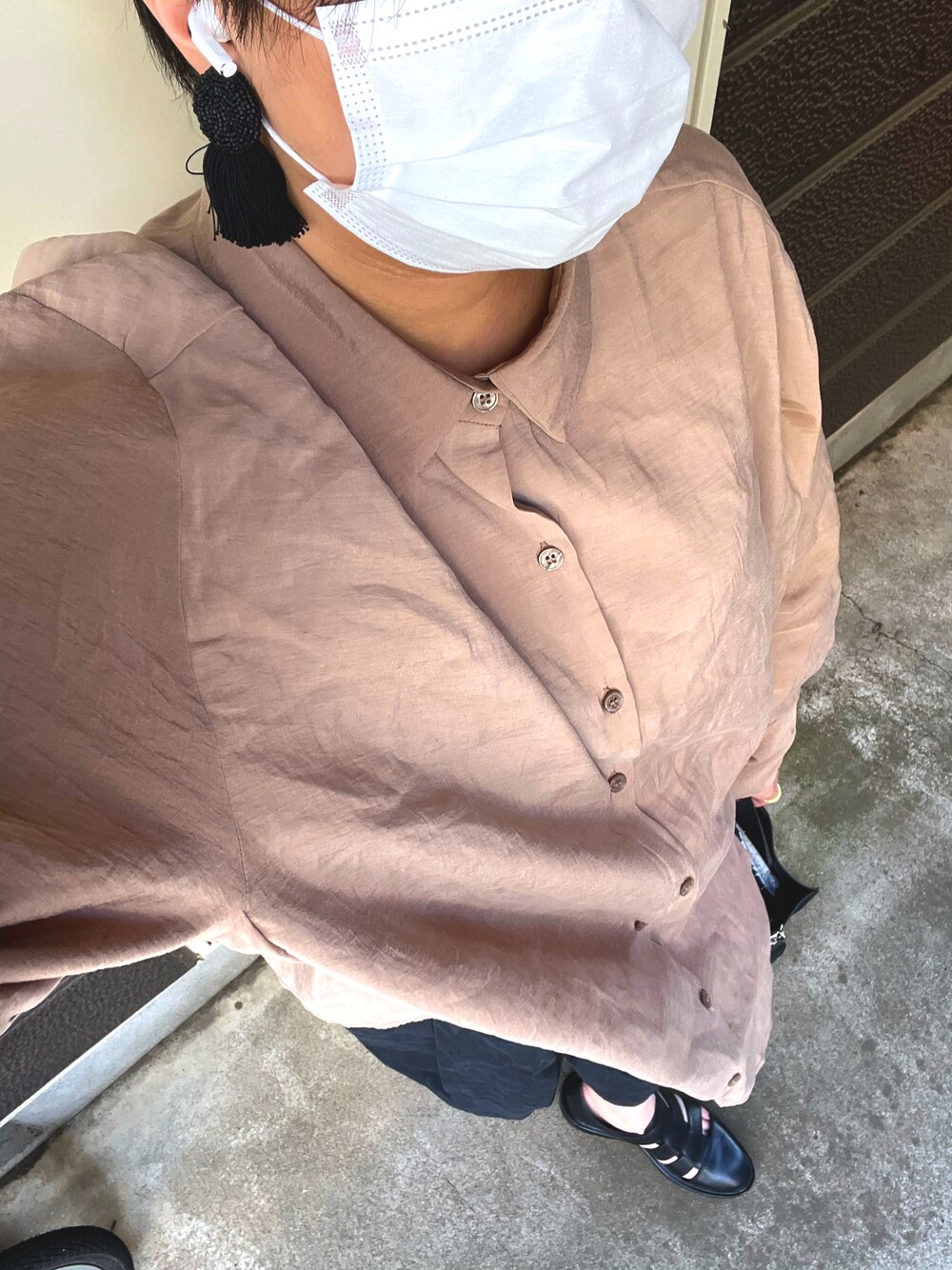 「ごきげんウィーク、休日スタイル、ゆるコーデ、カジュアルコーデ、オトナ女子、パンツスタイル、ワイドパンツ、グルカサンダル」｜「kutirのワイドタックバルーンパンツ（その他パンツ、ブラック系）」を使った、うっちきちーちゃんさん（レディース・164cm）の春コーディネートの1枚目の写真