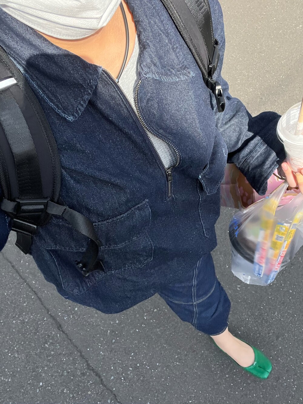 「デニムっていいよね、カジュアルコーデ、シンプル、カラーパンプス、セットアップ風」｜「antiquaのボールパンツ（デニムパンツ、ブルー系）」を使った、うっちきちーちゃんさん（レディース・164cm）の夏コーディネートの1枚目の写真