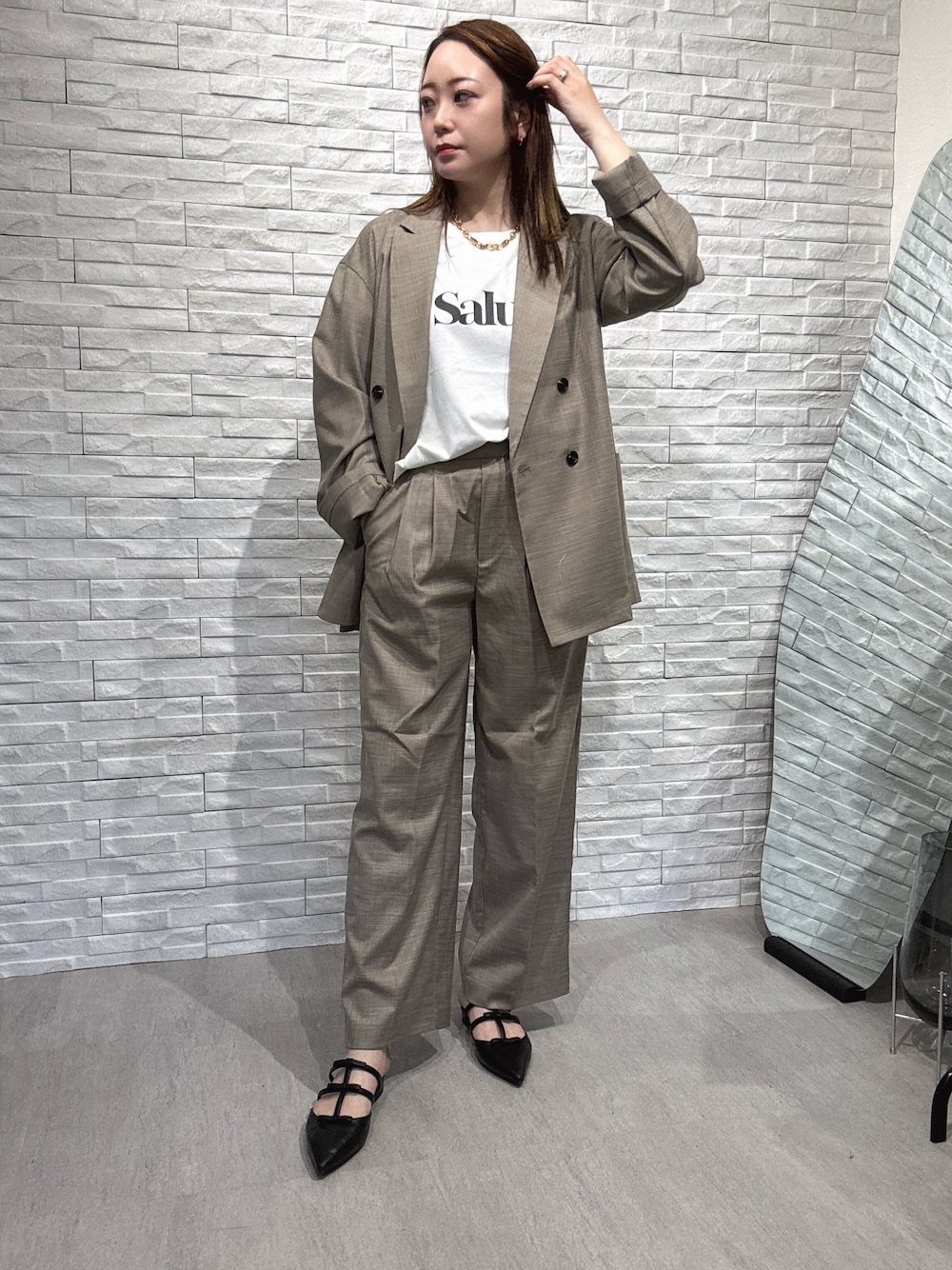 ホワイト系のTシャツ/カットソー、ブラウン系のテーラードジャケット、ブラウン系のその他パンツを着用したレディースの春コーディネートの1枚目の写真