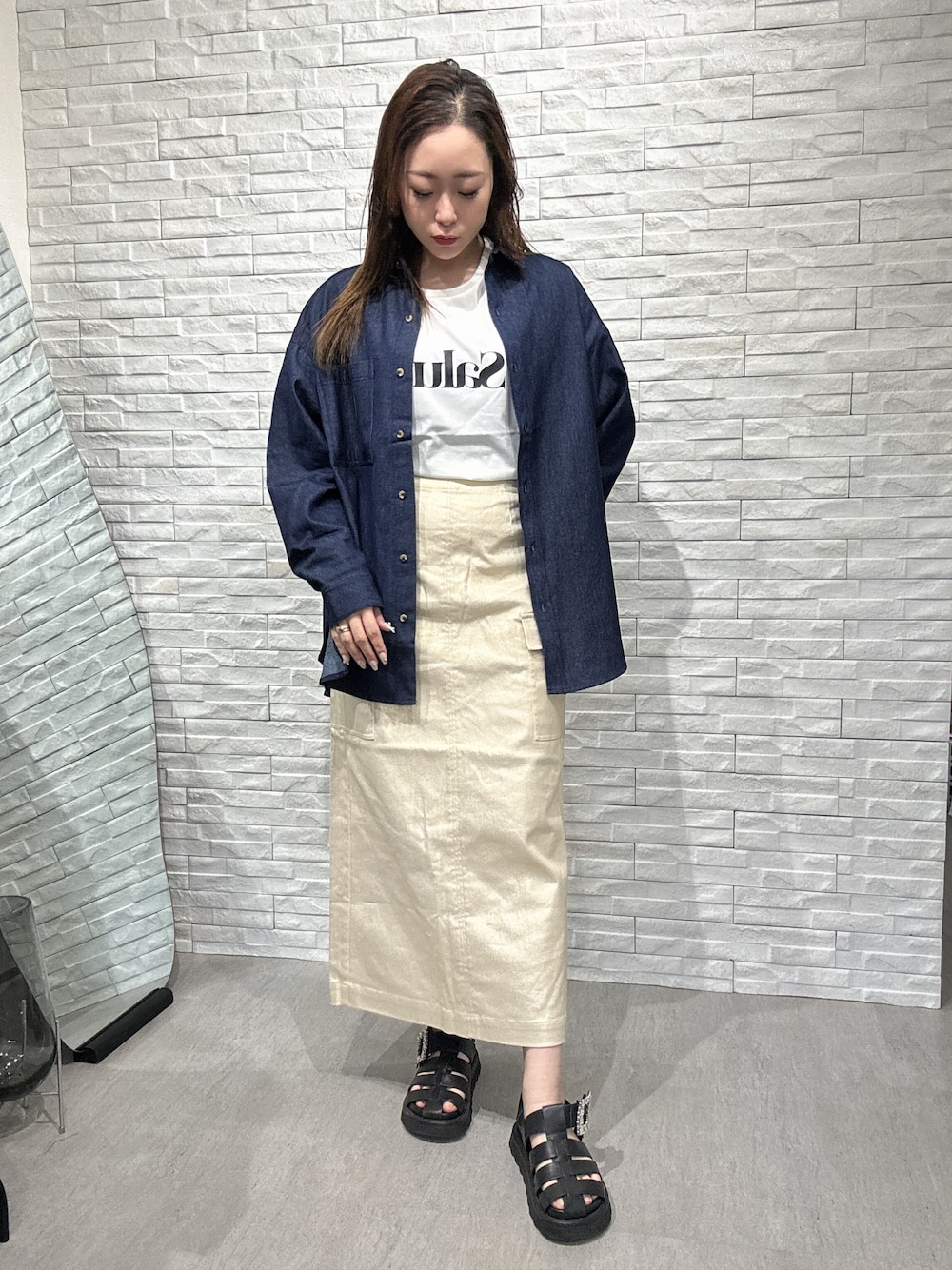 「春色、今日のコーデ、おでかけコーデ、カラーコーデ、大人コーデ、ロングスカート、デニムシャツ、春コーデ、春、タイトスカート、着回しコーデ、着痩せ、着痩せ・細見え、カジュアル、カジュアルコーデ」｜「abahouse mavieのデニムオーバーシャツ/春服（シャツ/ブラウス、ブルー系）」を使った、moeさん（レディース・157cm）の春コーディネートの1枚目の写真