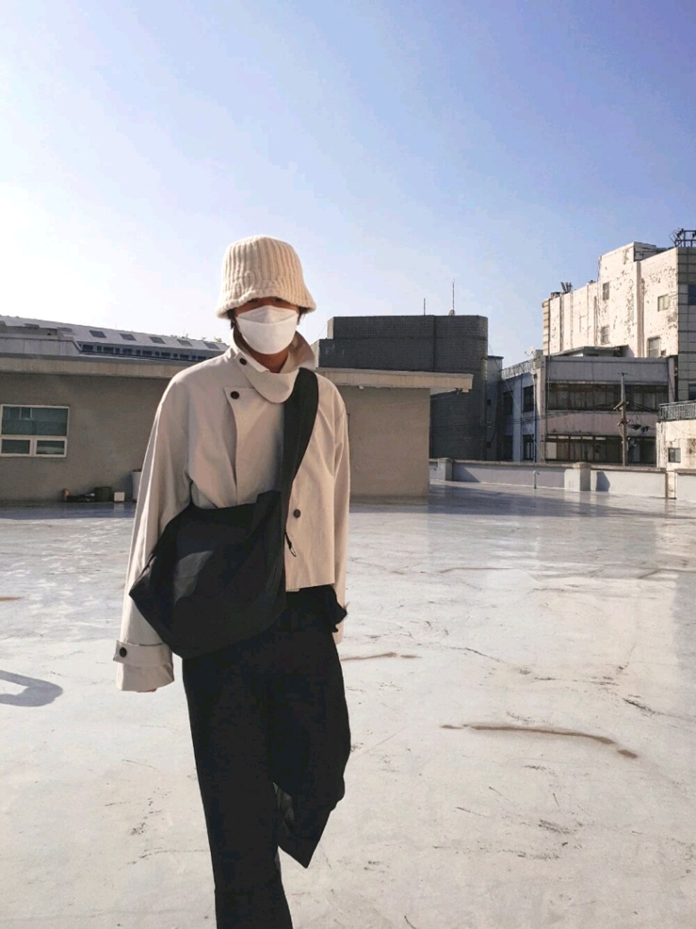 「秋コーデ、だから秋服が好き、大人カジュアル、シンプルコーデ、オーバーサイズ、キレイめ、ストリート、韓国ファッション、ゆるコーデ」｜「DickiesのDickies/ディッキーズ  ダブルニーパンツ 14788800（チノパンツ、ブラック系）」を使った、handscleanboyさん（メンズ・178cm）の秋コーディネートの1枚目の写真