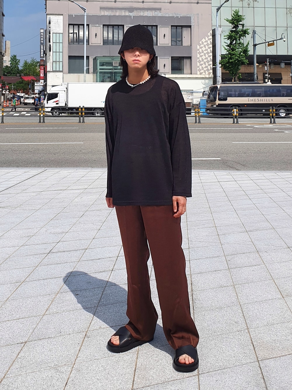 「FEKETE、オトナカジュアル、ビッグシルエット、ワイドパンツ、サンダル」｜「FEKETEのSEE-THROUGH SUMMER KNIT / オーバーシルエットシースルーサマーニット（ニット/セーター、グレー系）」を使った、handscleanboyさん（メンズ・178cm）の夏コーディネートの1枚目の写真