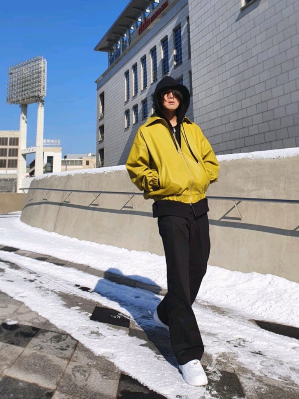 「FEKETE、私の推しブランド、春コーデ、NIKE、ラフ、スニーカー、ストリートコーデ、プチプラコーデ、ストリートファッション」｜「FEKETEのFEKETE VEGAN LEATHER WIDE SLEEVE BLOUSON（ブルゾン、イエロー系）」を使った、handscleanboyさん（メンズ・178cm）の冬コーディネートの1枚目の写真