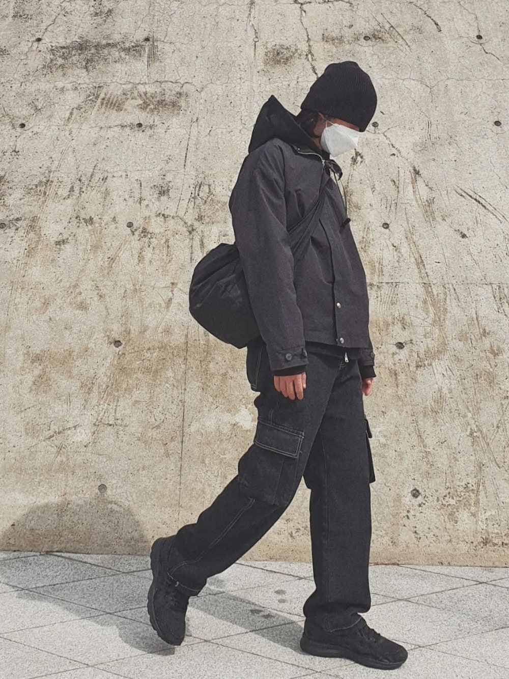 「FEKETE、黒、シンプルコーデ、おしゃれさんと繋がりたい、スニーカーコーデ、ラフ、春」｜「FEKETEのFEKETE DENIM CARGO PANTS（カーゴパンツ、ブラック系）」を使った、handscleanboyさん（メンズ・178cm）の春コーディネートの1枚目の写真