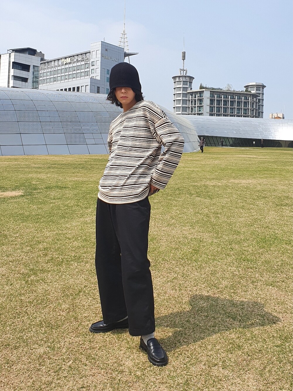 「FEKETE、春夏コーデ、夏コーデ、ゆるコーデ、お洒落さんとつながりたい、オーバーサイズ、ストライプ」｜「FEKETEのOVER-FIT STRIPED SUMMER KNIT / オーバーシルエットボーダーニット（ニット/セーター、ベージュ系）」を使った、handscleanboyさん（メンズ・178cm）の春コーディネートの1枚目の写真
