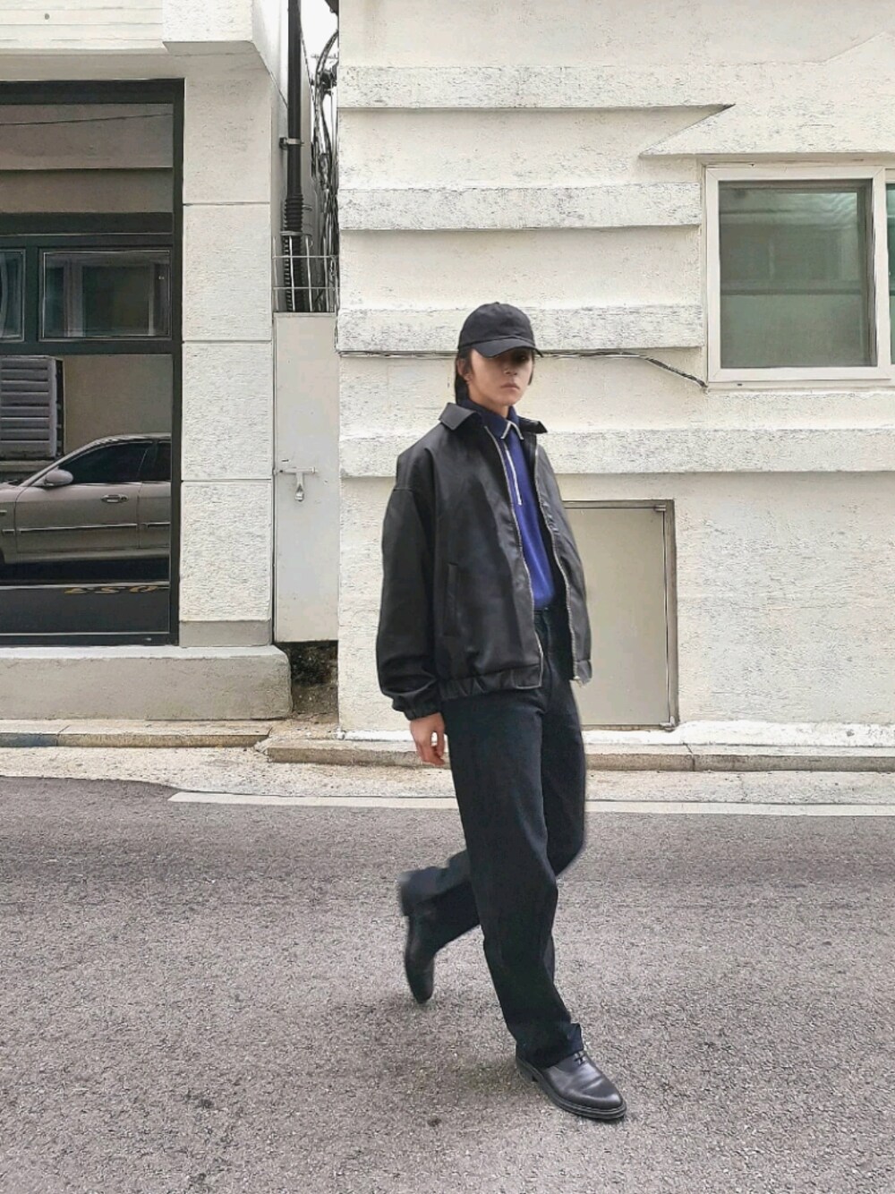 「fekete、ZARA、UNIQLO、大人カジュアル、おしゃれさんと繋がりたい、きれいめカジュアル、ストリートコーデ、ワイドパンツ、キレイめ、大人コーデ、休日スタイル」｜「FEKETEのFEKETE VEGAN LEATHER WIDE SLEEVE BLOUSON（ブルゾン、ブラック系）」を使った、handscleanboyさん（メンズ・178cm）の秋コーディネートの1枚目の写真