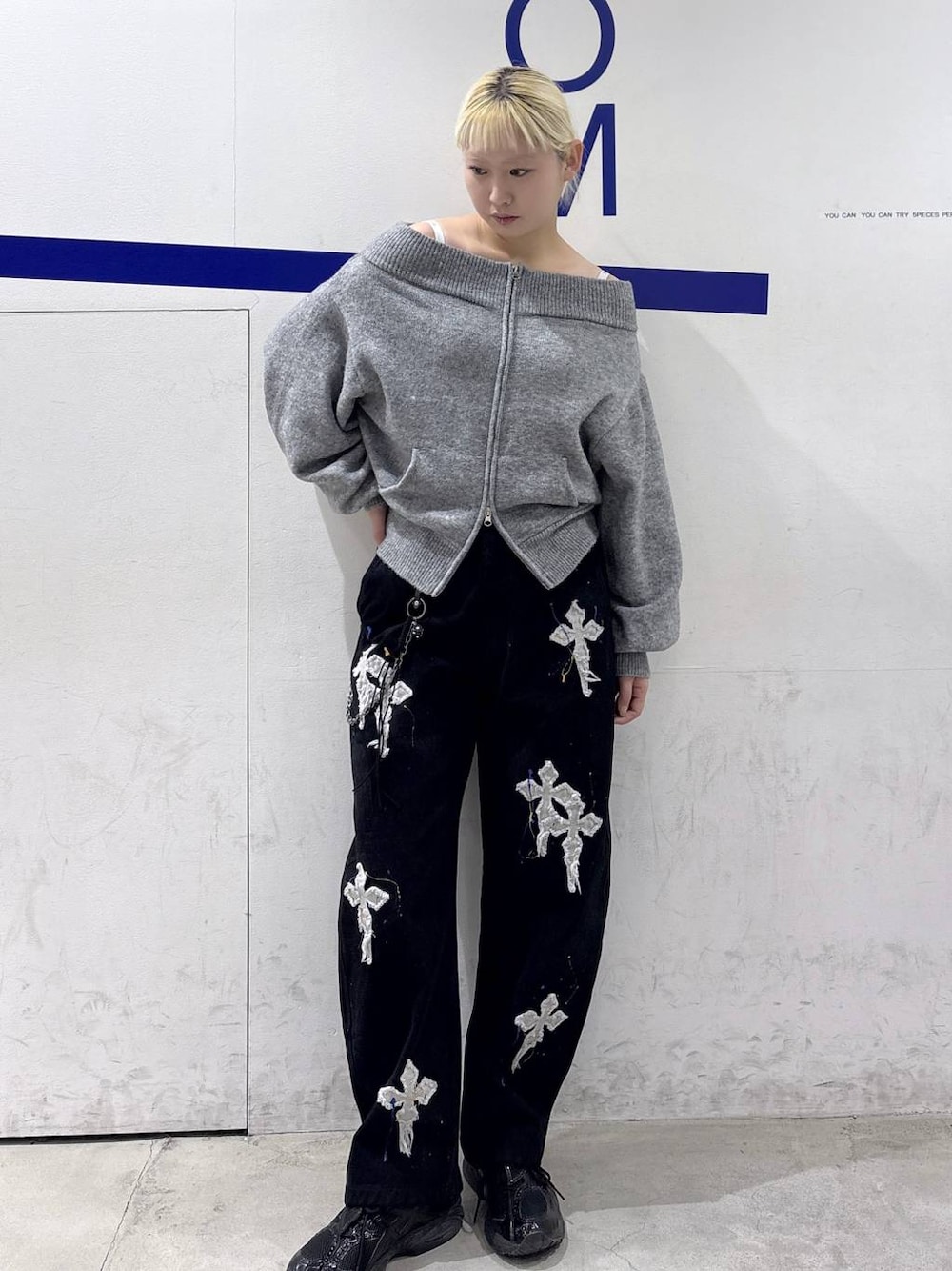 グレー系のTシャツ/カットソーを着用したレディースの冬コーディネートの1枚目の写真