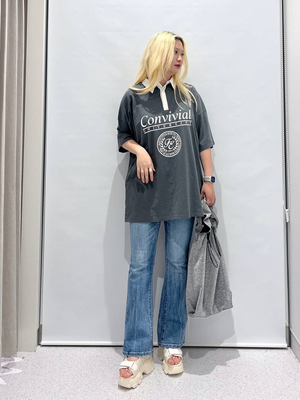「個性派、高身長、ユニセックス、夏コーデ、Tシャツ、デニムパンツ、カジュアル、カジュアルコーデ、楽ちんコーデ、おでかけ、サンダル、スポーツミックス、FOREVER 21」｜「FOREVER 21のギャザーショルダーバッグ（ショルダーバッグ、シルバー系）」を使った、SEINAさん（レディース・168cm）の春コーディネートの1枚目の写真