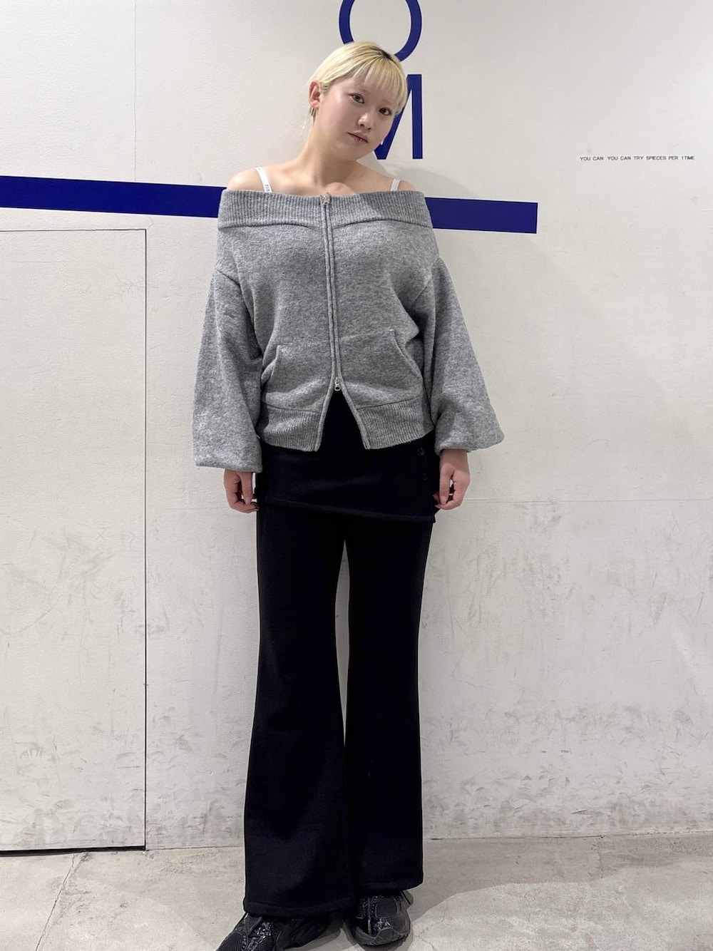 グレー系のTシャツ/カットソーを着用したレディースの冬コーディネートの1枚目の写真