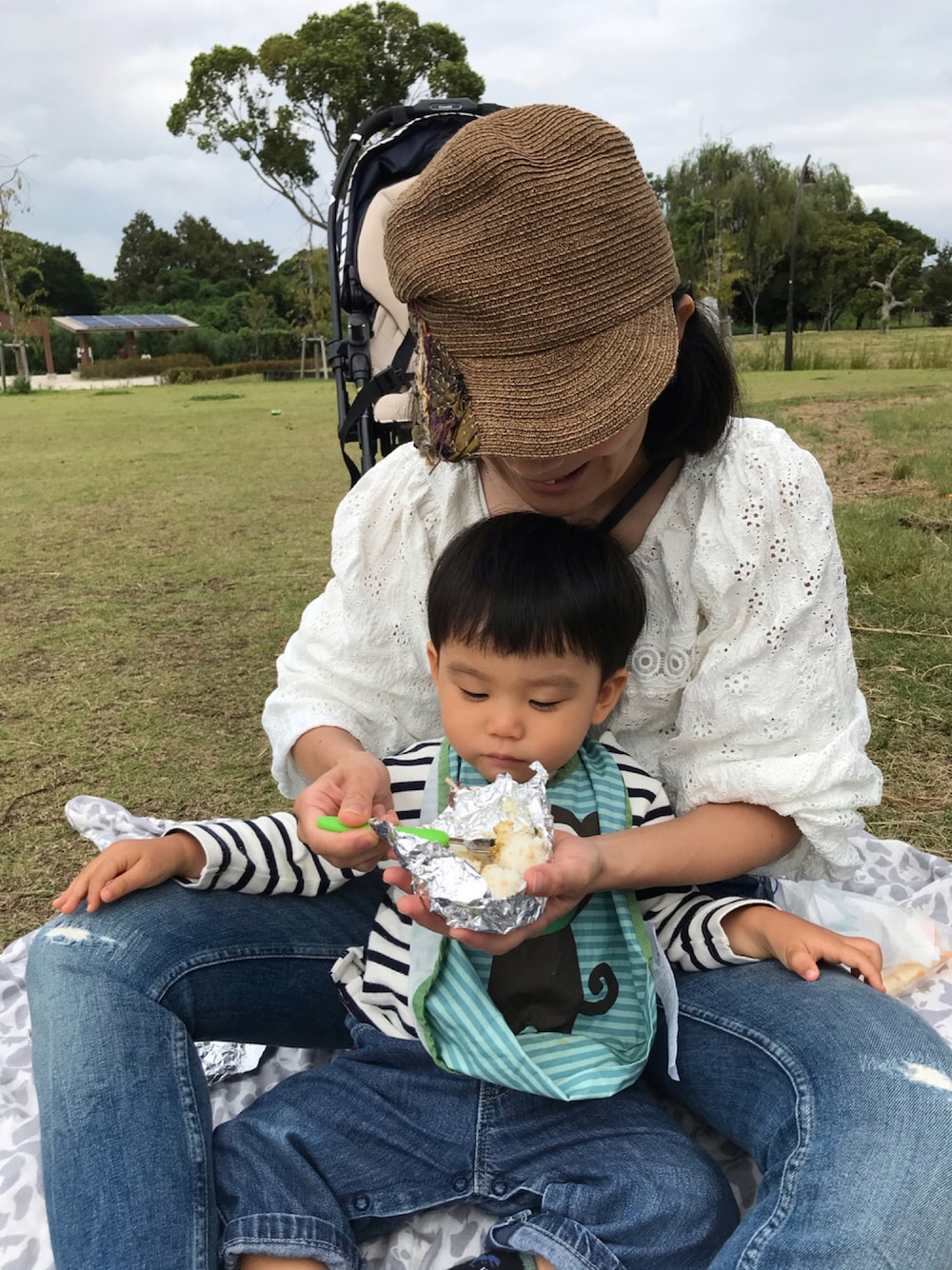 「ボーダー、ZARA、大人カジュアル、デニムパンツ、親子コーデ、シャツスタイル、ママコーデ、ラクチンコーデ、ラブアンドピース2021、お洒落さんとつながりたい」｜「CA4LAのアイテム（帽子、ブラウン系）」を使った、azytさん（レディース・158cm）の秋コーディネートの1枚目の写真