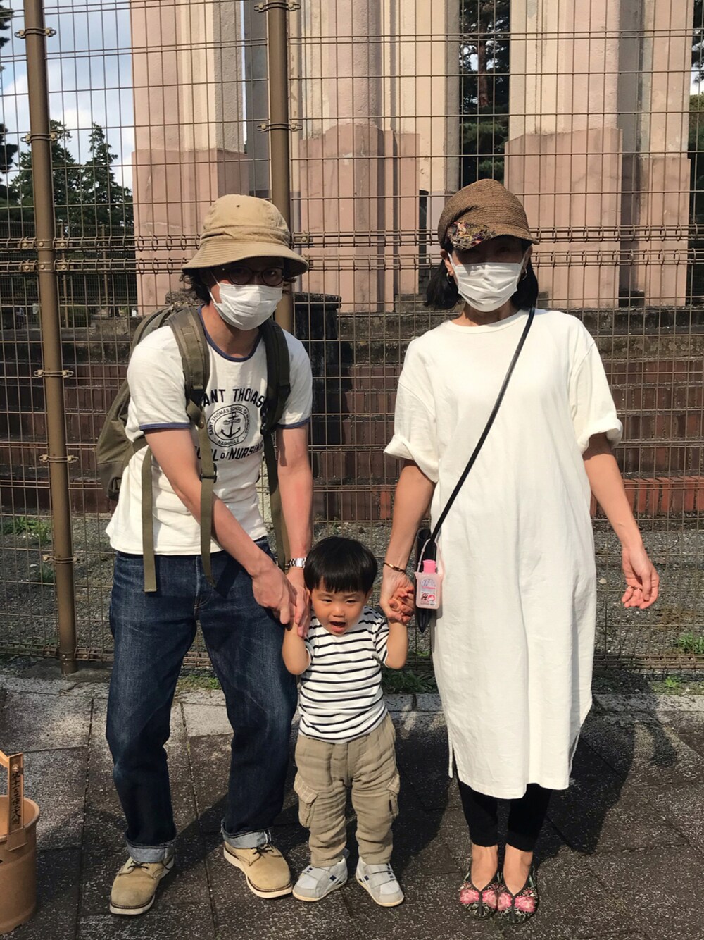 「ワンピース、ビッグシルエット、キャップ、モノトーン、大人コーデ、きれいめカジュアル、親子コーデ、ママコーデ、着回しコーデ、おしゃれさんと繋がりたい」｜「CA4LAのアイテム（キャップ、ブラウン系）」を使った、azytさん（レディース・158cm）の秋コーディネートの1枚目の写真