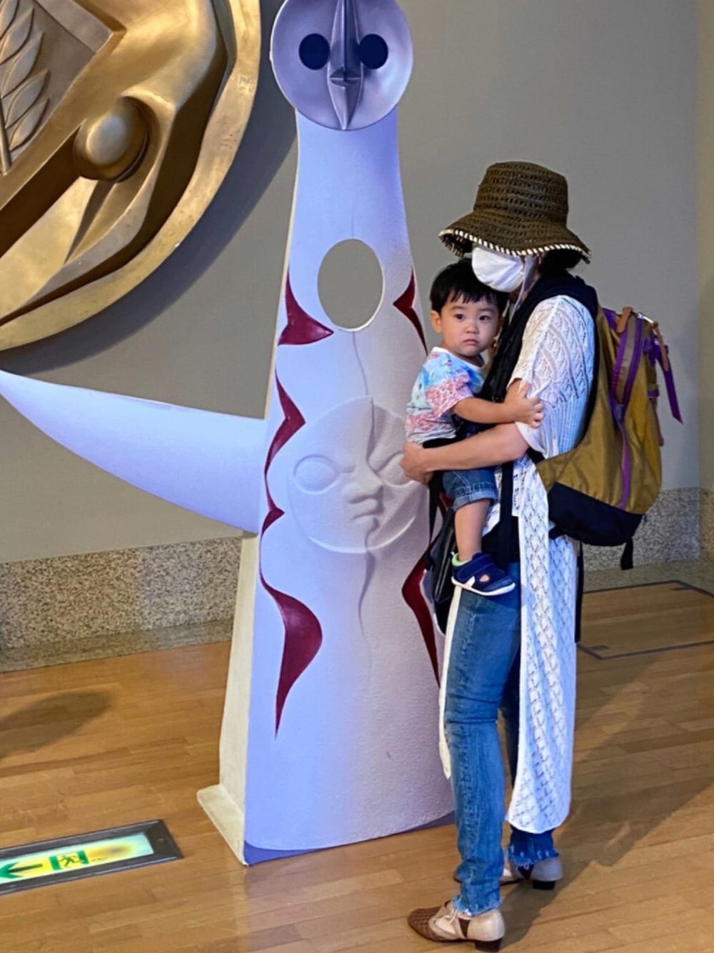 「カジュアル、バックパック、休日スタイル、デニムパンツ、きれいめカジュアル、親子コーデ、ママコーデ、オトナカジュアル、お洒落さんとつながりたい、ラブアンドピース2021」｜「usedのアイテム（パンプス、ブラウン系）」を使った、azytさん（レディース・158cm）の秋コーディネートの1枚目の写真