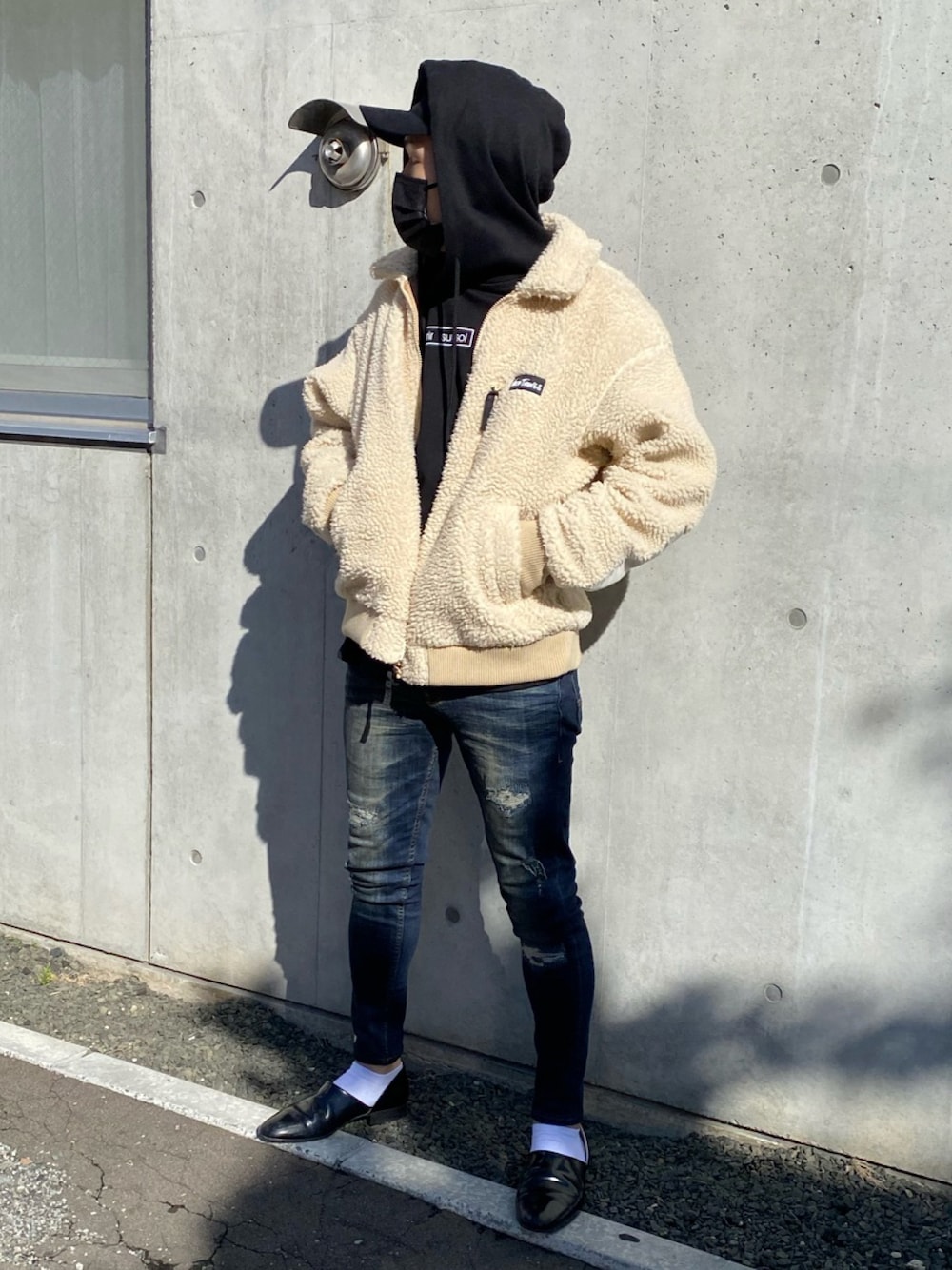「キャップ、パーカー、黒、休日スタイル、スキニーデニム、秋服、ゆるコーデ、オトナカジュアル、ボアブルゾン、ストリート、プチプラ、ローファー、だから秋服が好き、ブルゾン」｜「NANO universeのwild things とコラボしたボアのG-1ブルゾンです！（ブルゾン、ベージュ系）」を使った、Rikuto©️1999さん（メンズ・165cm）の冬コーディネートの1枚目の写真