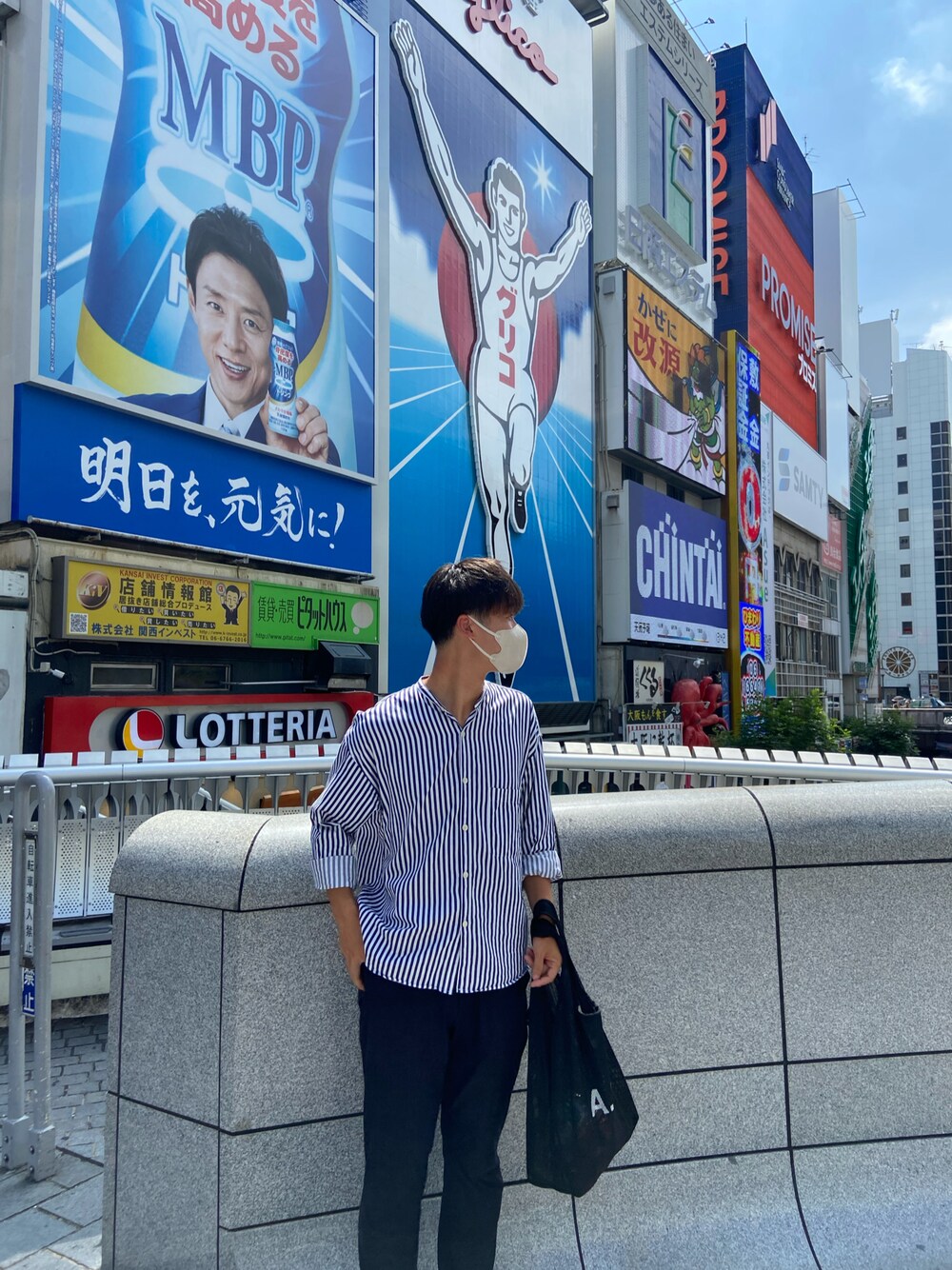 「夏コーデ、シンプル、RAGEBLUE、UNITED TOKYO、大阪」｜「UNITED TOKYOのTHOMAS MASON ストライプオーバーサイズシャツ（シャツ/ブラウス、ブルー系）」を使った、yutakaaaaa7さん（メンズ・180cm）の夏コーディネートの1枚目の写真