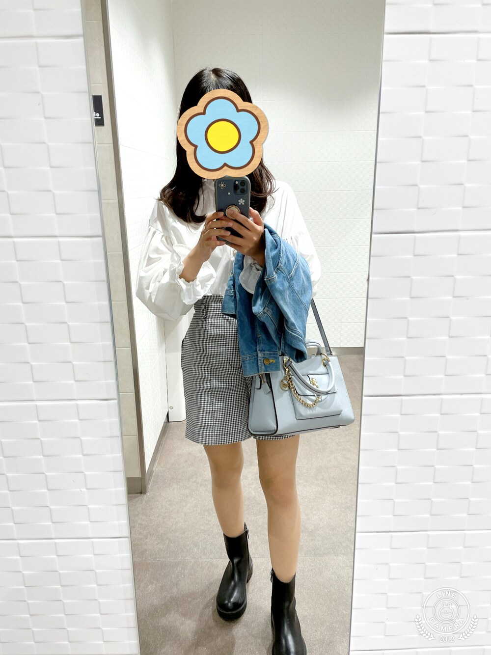 「秋のコーデ、ショートパンツ、モノトーンコーデ、アプレジュール、オリーブ デ オリーブ(OLIVE des OLIVE)」｜「SAMANTHAVEGAのアイテム（バッグ、ブルー系）」を使った、moeさん（レディース・160cm）の秋コーディネートの1枚目の写真