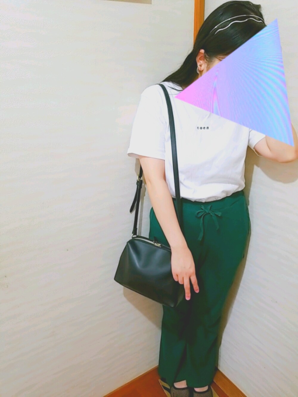 「ラブアンドピース2021、秋トレンド2021、シンプルコーデ、パンツスタイル、ブランドロゴ、グリーン、おしゃれさんと繋がりたい」｜「Kastaneの【WEB限定】メタルカチューシャSET（カチューシャ、シルバー系）」を使った、fUMikoさん（レディース・151cm）の秋コーディネートの1枚目の写真
