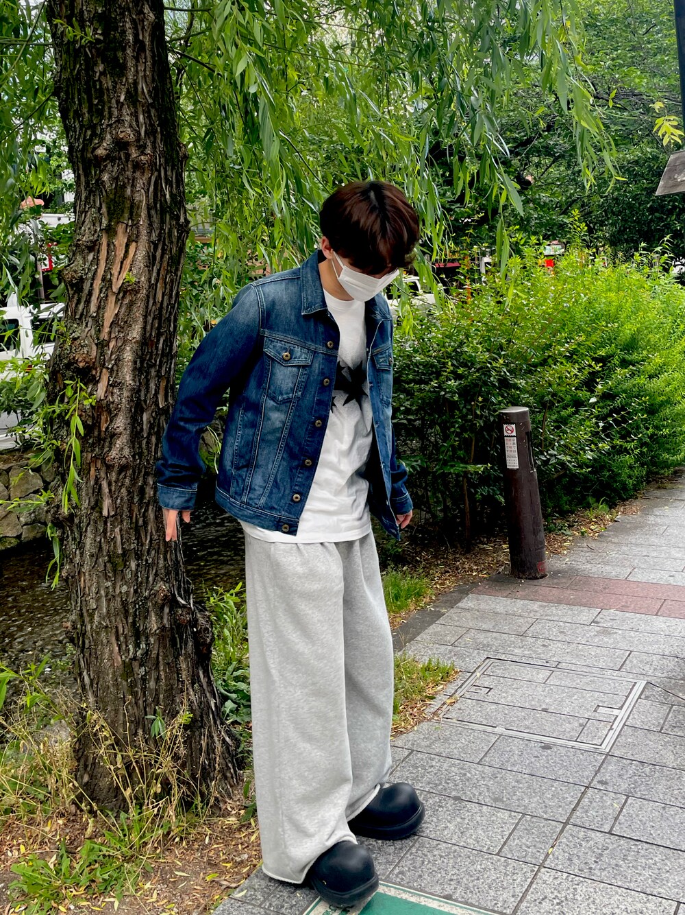 「お洒落さんとつながりたい、低身長コーデ、ゆるコーデ、今日のコーデ、ootd、韓国ファッション、シンプルコーデ、古着MIX、デニムジャケット、スウェットパンツ」｜「DIESELのアイテム（デニムジャケット、ブルー系）」を使った、fuutoさん（メンズ・165cm）の春コーディネートの1枚目の写真