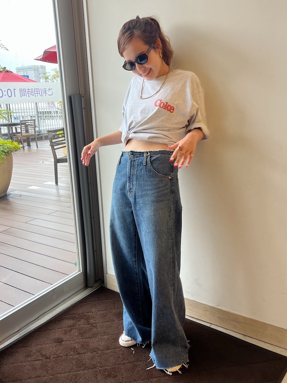 「Tシャツ、グレーコーデ、デニム、カジュアルコーデ、カジュアル、サングラス、夏コーデ、コンバース、リメイク、リメイクジーンズ、別注、ワンポイント」｜「CONVERSEのCONVERSE ALL STAR BURNTCOLORS HI（スニーカー、オレンジ系）」を使った、鈴木未唯さん（レディース・154cm）の夏コーディネートの1枚目の写真