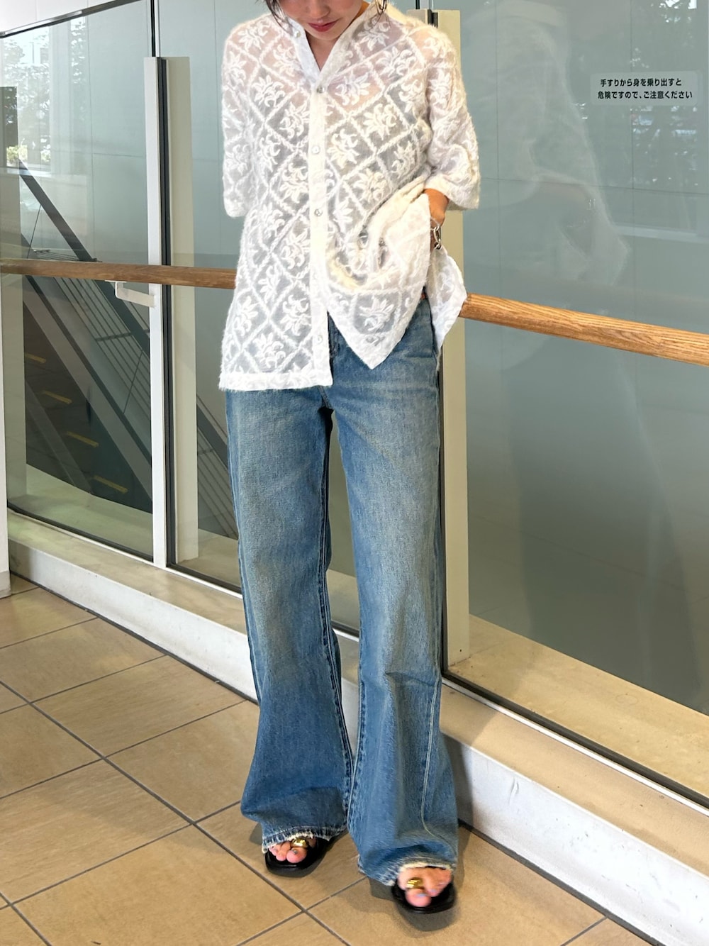 ブルー系のデニムパンツ、ホワイト系のシャツ/ブラウスを着用したレディースの夏コーディネートの1枚目の写真