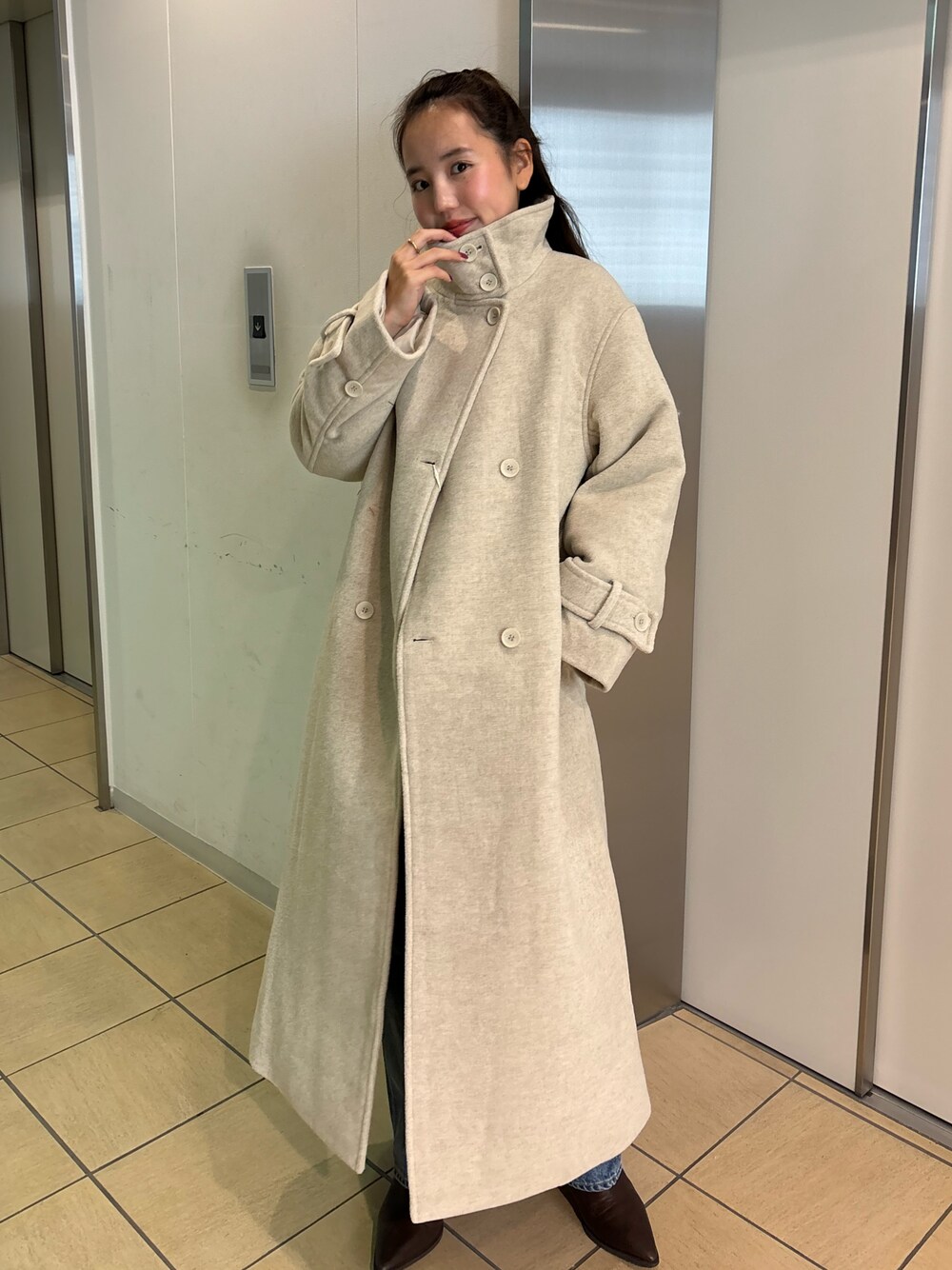 「アウター、ブーツ、デートコーデ、クリスマスに着たい服、ロングコート、カジュアルコーデ、休日スタイル」｜「Ungridのスタンドカラールーズコート（その他アウター、ホワイト系）」を使った、鈴木未唯さん（レディース・154cm）の冬コーディネートの1枚目の写真