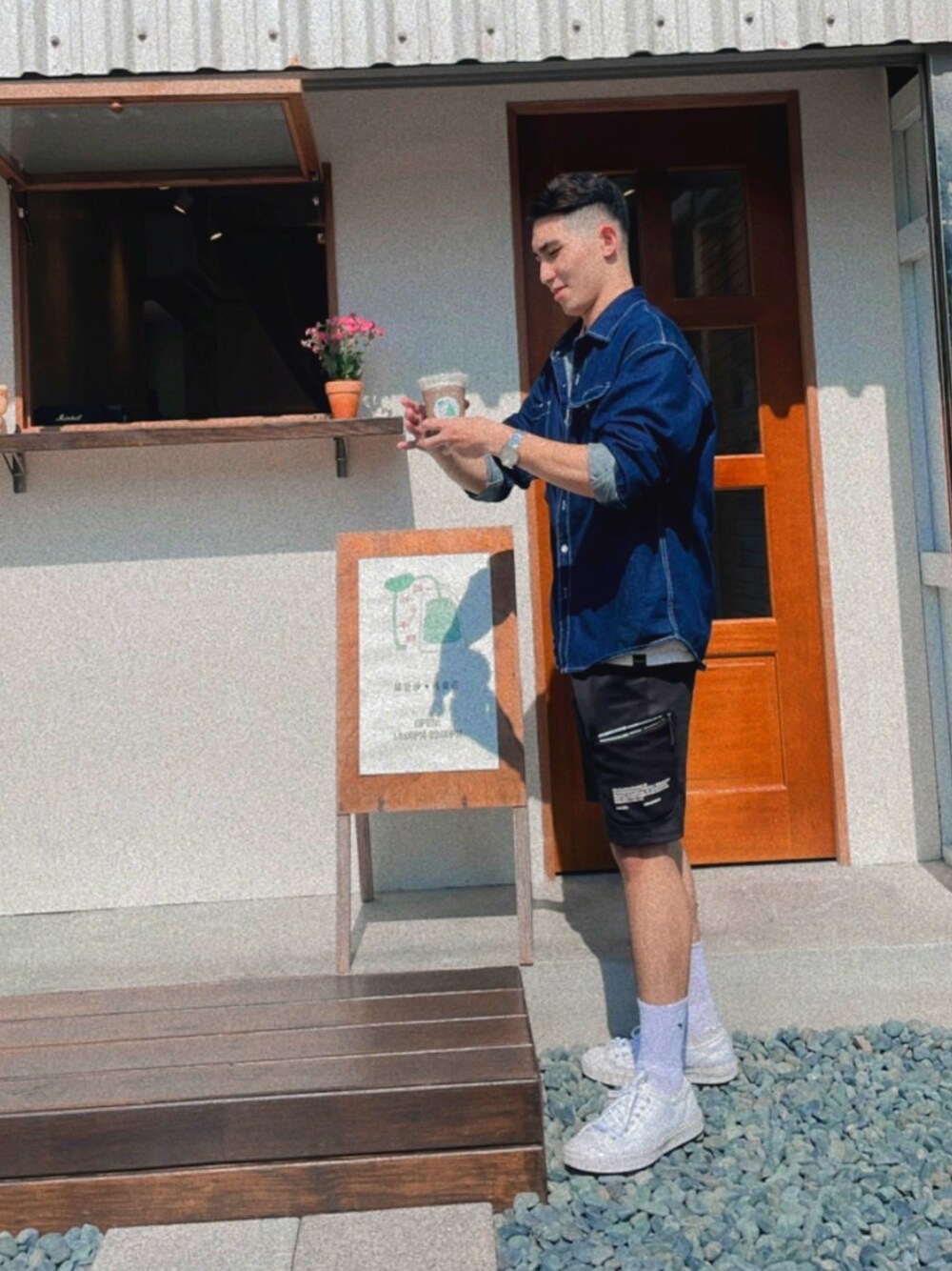 「夏、休閒、converse」｜「CONVERSEのアイテム（その他シューズ、ホワイト系）」を使った、David Sueさん（メンズ・172cm）の春コーディネートの1枚目の写真