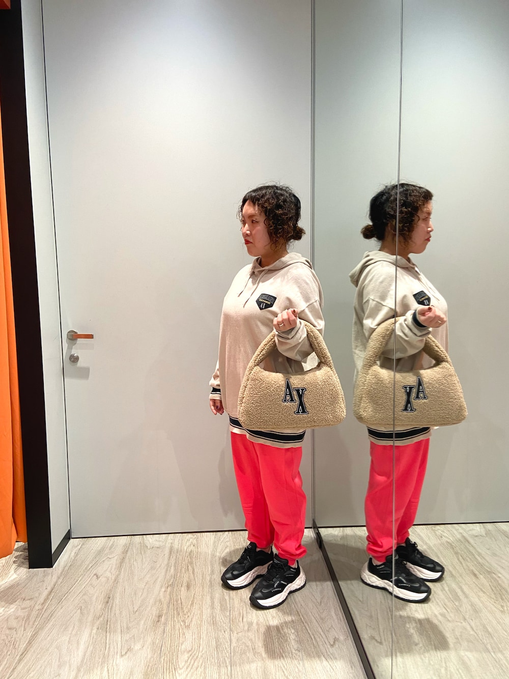 「AXchanger、armaniexchange、アルマーニエクスチェンジ、パンツスタイル、低身長コーデ、ニットコーデ、40代ファッション、ママコーデ、ぽっちゃり、ラクチンコーデ、スニーカー、リラックススタイル、ピンク、大人かわいい、運動会　ママコーデ　アラフォー」｜「ARMANI EXCHANGEのアイテム（トップス、ベージュ系）」を使った、IYOmammyさん（レディース・154cm）の秋コーディネートの1枚目の写真