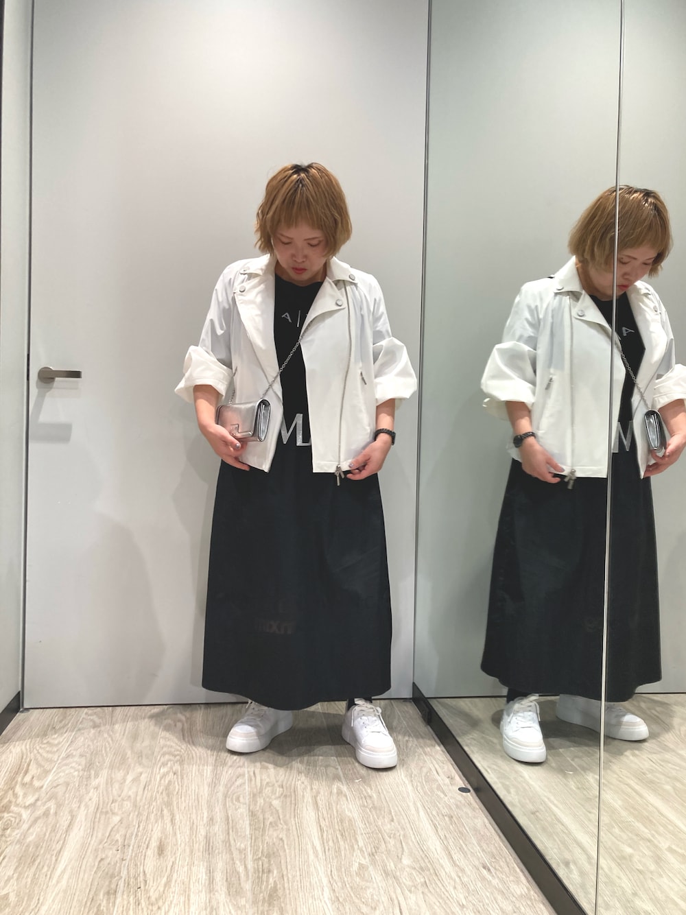 「アルマーニエクスチェンジ、AXchanger、armaniexchange、春服、スニーカーコーデ、ショート丈トップス、ホワイト、ママコーデ、ぽっちゃり、40代ファッション、モノトーンコーデ、ナイロンジャケット、スカートコーデ、休日スタイル、Tシャツ」｜「ARMANI EXCHANGEの【A|X アルマーニ エクスチェンジ】ナイロンメッシュ　バイカージャケット（ライダースジャケット、ホワイト系）」を使った、IYOmammyさん（レディース・154cm）の春コーディネートの1枚目の写真