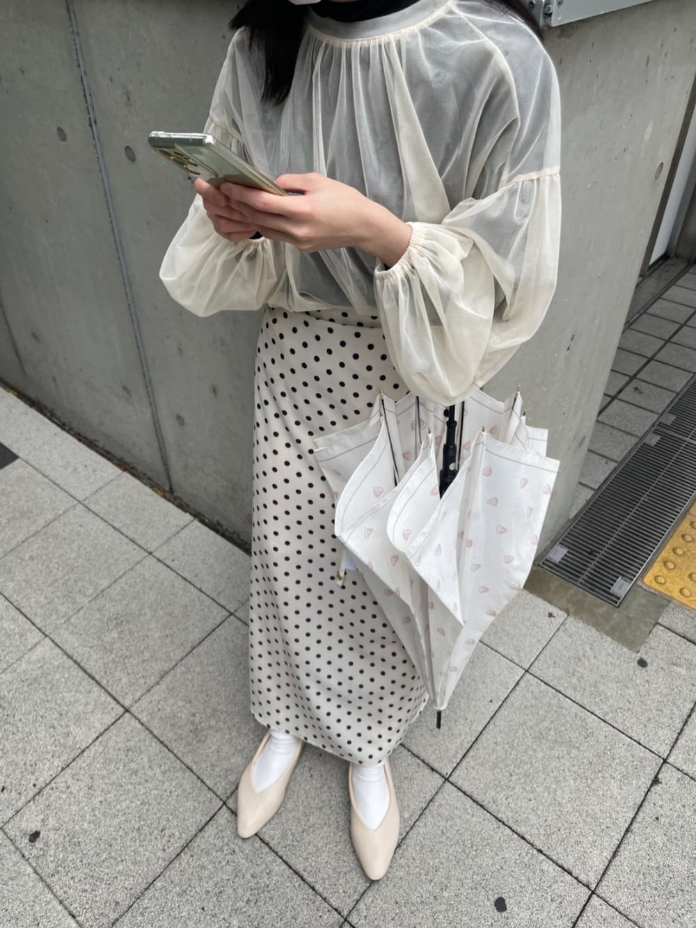 「ファッションを楽しもう、スポーツミックス、レインパンプス、レインシューズ、雨の日コーデ、チュール、チュールトップス、プチプラ、プチプラコーデ、プチプラミックス、ドットスカート、shein、SESTO、低身長女子、傘」｜「SESTOの晴雨兼用！生活防水対応Vカットフラットレインパンプス（レインシューズ、ホワイト系）」を使った、靴屋の人さん（レディース・153cm）の冬コーディネートの1枚目の写真