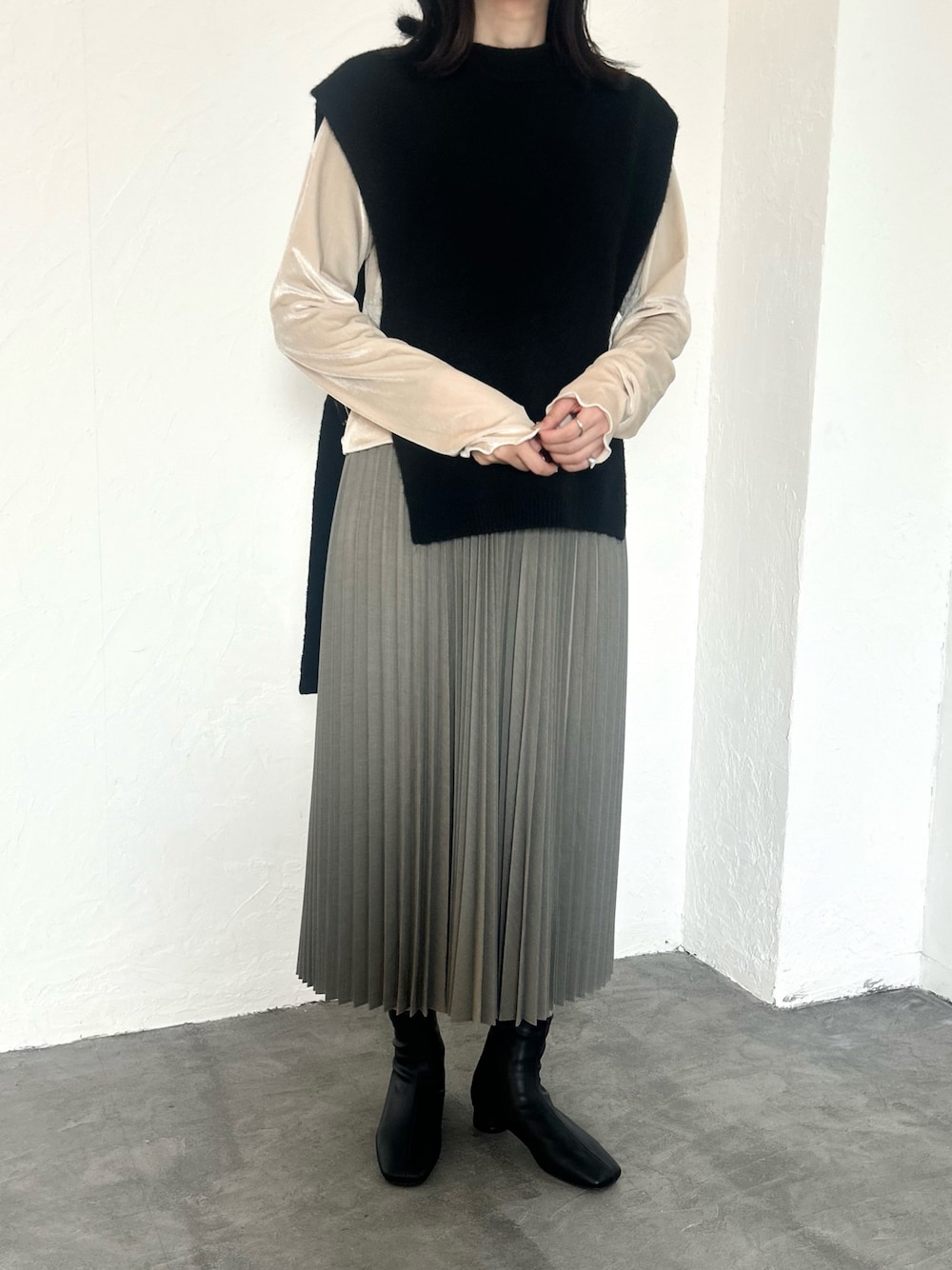 「ローヒール、ブーツ、ブーツスタイル、ストレッチブーツ、プリーツスカート、黒ブーツ、おでかけコーデ、シンプルコーデ、大人女子、冬のコーデ、プチプラコーデ」｜「SESTOのローヒールスリムストレッチショートブーツ（ブーツ、ブラック系）」を使った、靴屋の人さん（レディース・158cm）の冬コーディネートの1枚目の写真
