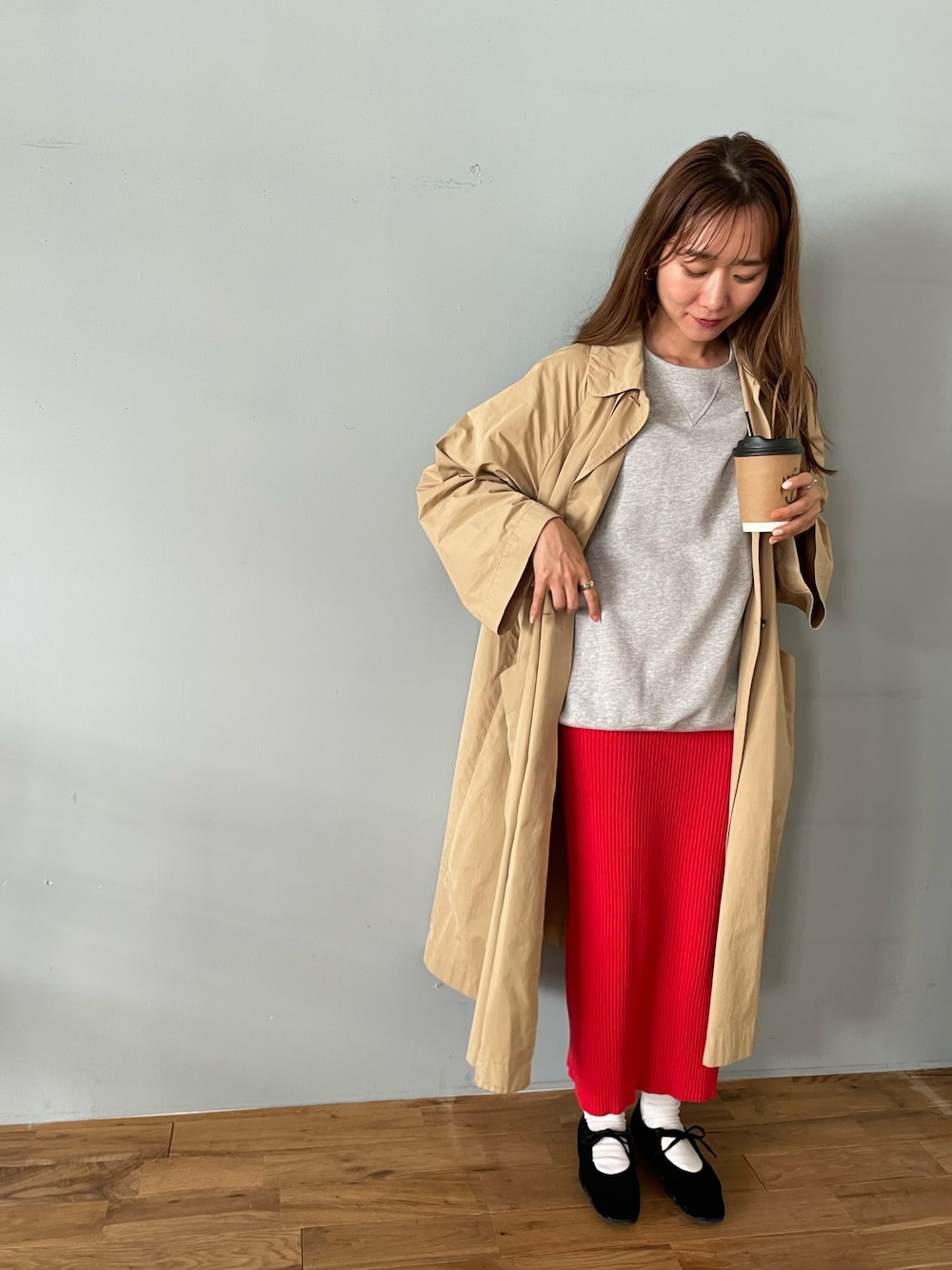 「パンプス、パンプス×靴下、バレエシューズ、メリージェーン、スウェット、重ね着ベストシーズン、トレンチコート、赤、ニットスカート、赤ニット、ペンシルスカート、SESTO、カラーコーデ、カジュアルコーデ、きれいめカジュアル」｜「SESTOのレースアップリボンバレエシューズ（パンプス、ブラック系）」を使った、靴屋の人さん（レディース・158cm）の秋コーディネートの1枚目の写真