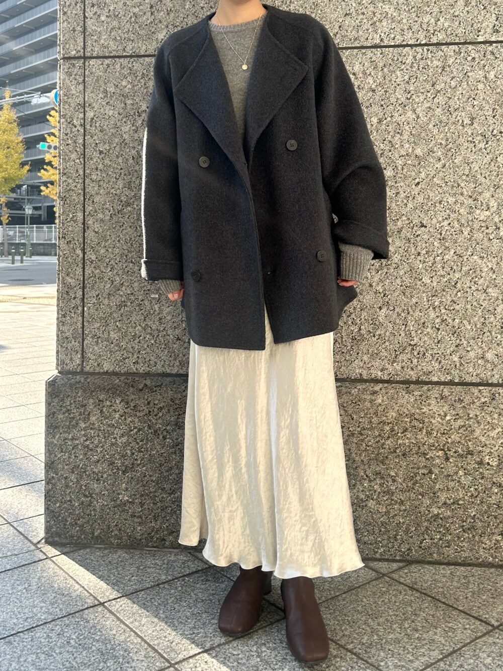 「真冬のあったかスタイル、お出かけコーデ、プチプラコーデ、大人かわいい、サテンスカート、ブーツ、ブーツコーデ、プチプラ、プチプラミックス、SESTO」｜「SESTOのローヒールスリムストレッチショートブーツ（ブーツ、ブラウン系）」を使った、靴屋の人さん（レディース・158cm）の冬コーディネートの1枚目の写真