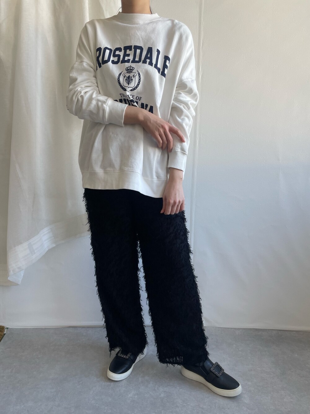 「ファッションを楽しもう、シンプル、ゆるコーデ、スウェット、スニーカー、冬コーデ、休日スタイル、古着MIX、シンプルコーデ、プチプラ、スニーカーコーデ、高身長コーデ、シャギー、ワイドパンツ、パンツスタイル」｜「SESTOのビジューモチーフ厚底スリッポンスニーカー（スリッポン、ブラック系）」を使った、靴屋の人さん（レディース・165cm）の冬コーディネートの1枚目の写真