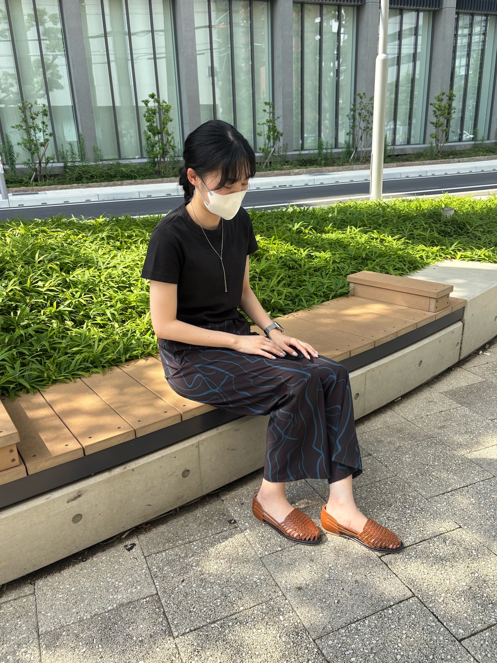 「柄パンツ、グルカサンダル、サンダル、プチプラ、セスト(SESTO)、SESTO」｜「SESTOの柔らか編み込みメッシュのグルカサンダル　/ｒ（サンダル、ブラック系）」を使った、靴屋の人さん（レディース・160cm）の夏コーディネートの1枚目の写真