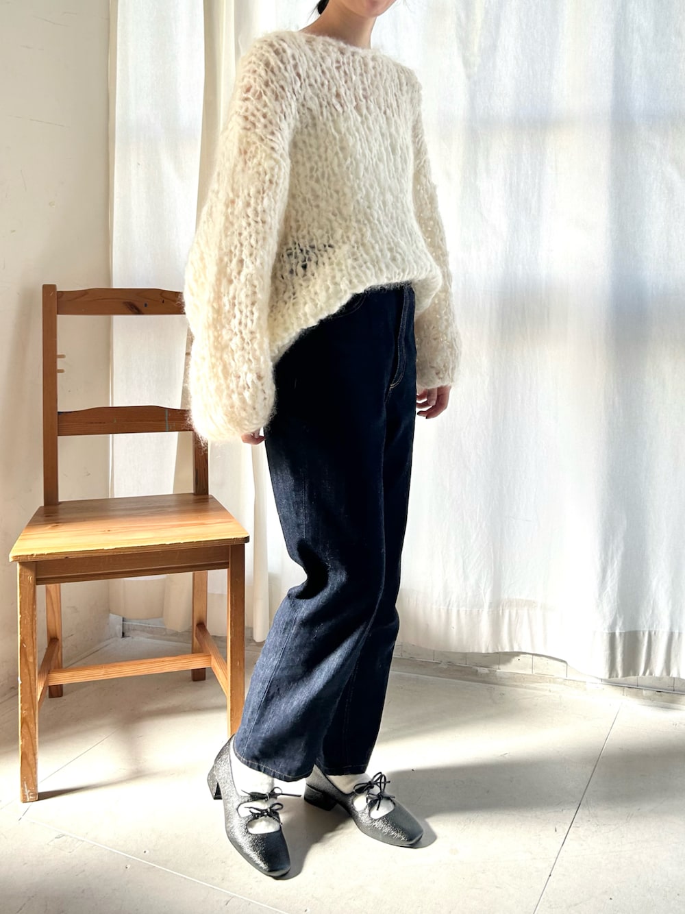 「冬コーデ、クリスマスに着たい服、オトナカジュアル、大人可愛い、ゆるコーデ、デニム×ニット、ざっくりニット、デニム、パンプス、メリージェーン、SESTO」｜「SESTOのレースアップ風リボンゴムストラップメリージェーンパンプス（パンプス、ブラック系）」を使った、靴屋の人さん（レディース・158cm）の冬コーディネートの1枚目の写真