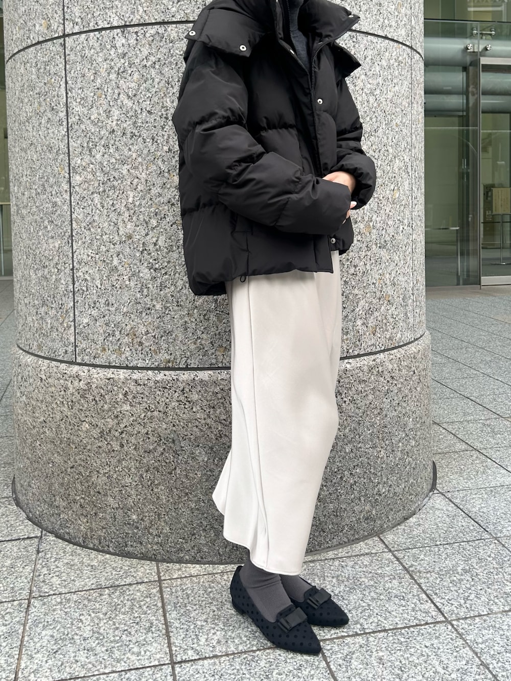 シルバー系のパンプスを着用したレディースの秋コーディネートの1枚目の写真