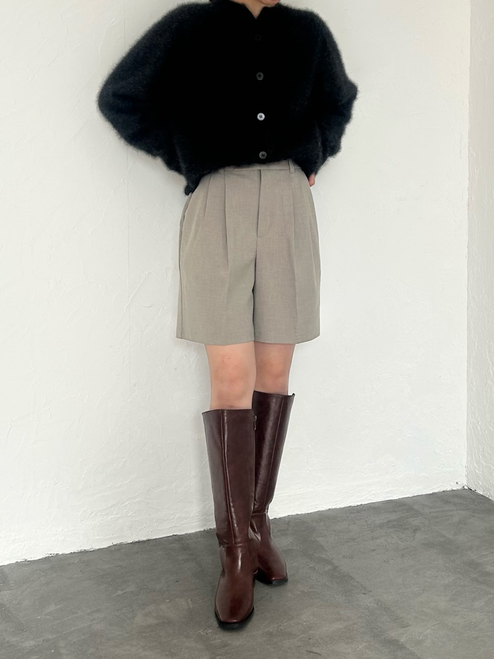 「プチプラ、ロングブーツ、ロングブーツコーデ、ショートパンツ、ふわふわニット、ダークトーンコーデ、ブーツ、ブーツスタイル」｜「SESTOの3cmインヒール入り！ストレートロングブーツ（ブーツ、ブラウン系）」を使った、靴屋の人さん（レディース・158cm）の冬コーディネートの1枚目の写真