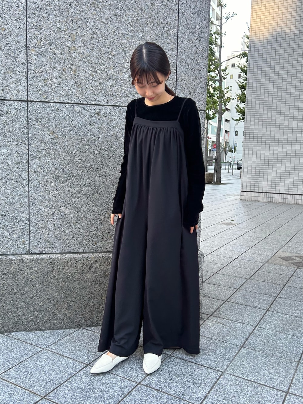 ホワイト系のパンプスを着用したレディースの秋コーディネートの1枚目の写真